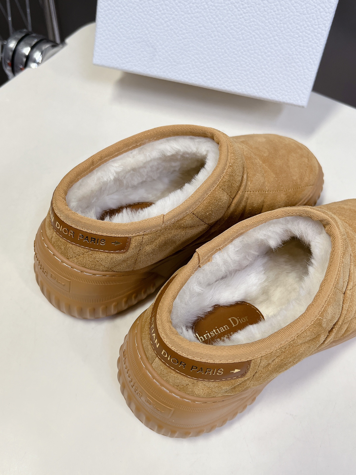 Dior 迪奥 秋冬新款雪地靴半拖 这款Dior 及踝靴巧妙融合 Dior Chez Moi 系列元素 