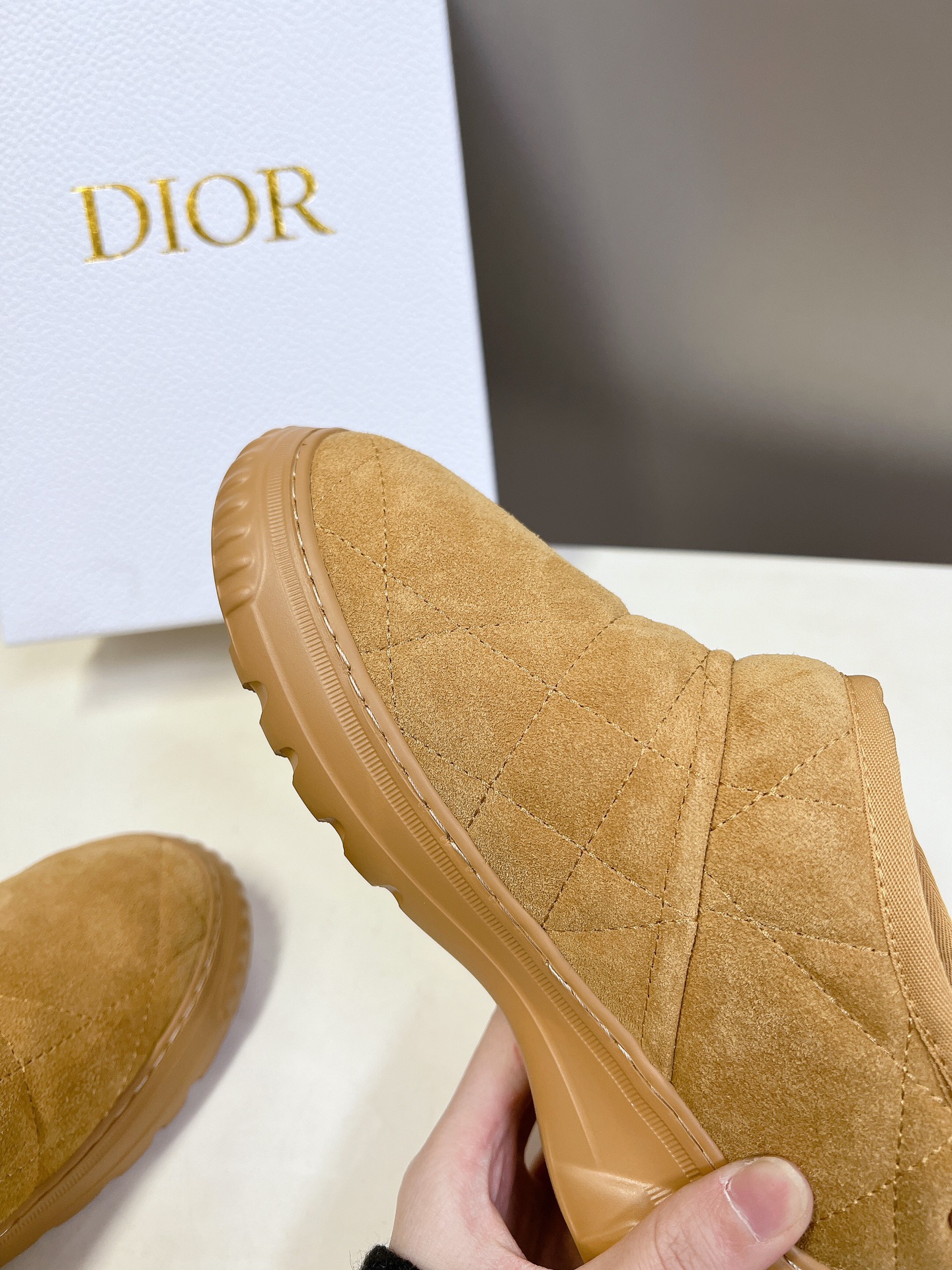 Dior 迪奥 秋冬新款雪地靴半拖 这款Dior 及踝靴巧妙融合 Dior Chez Moi 系列元素 