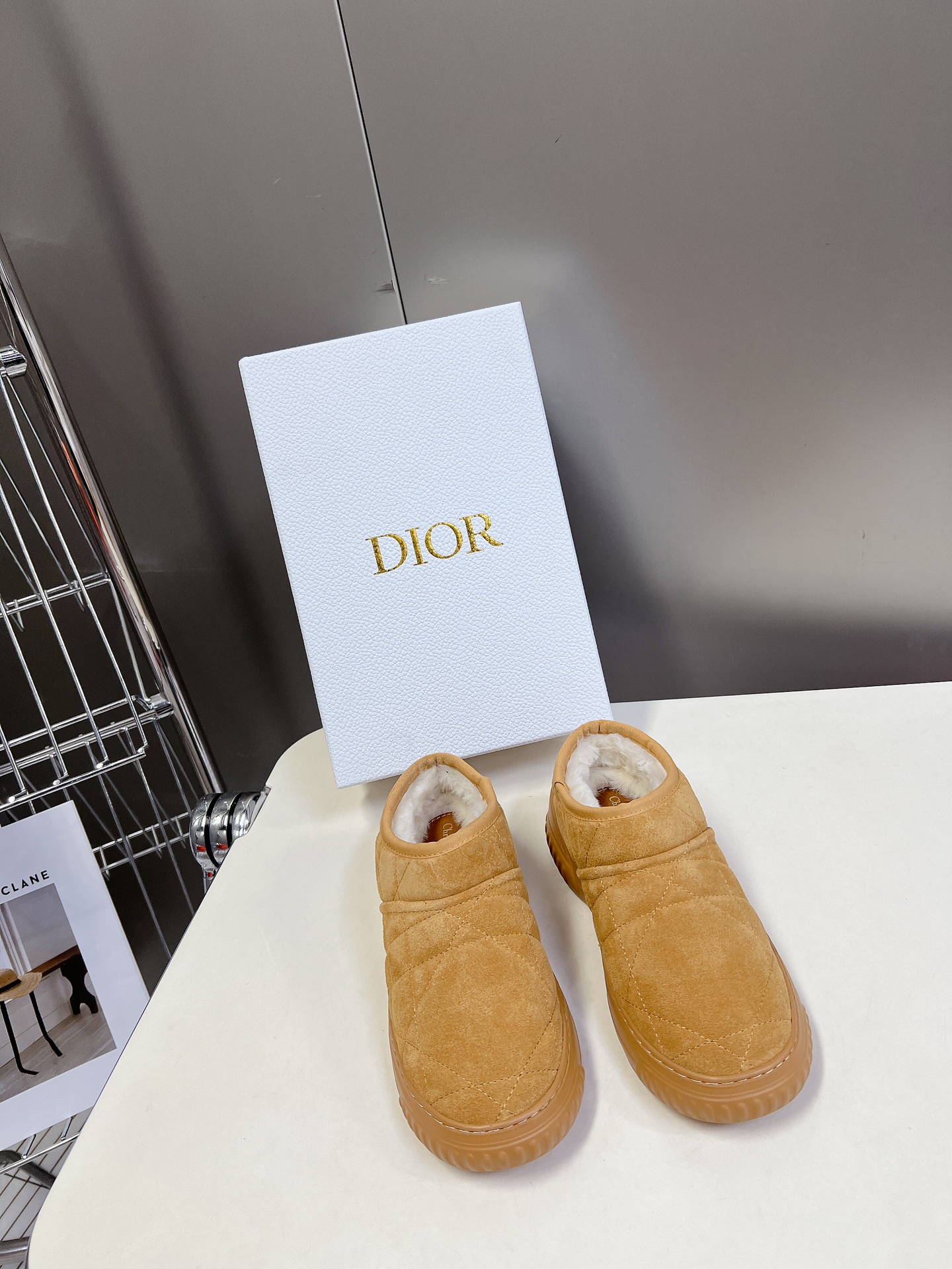 Dior 迪奥 秋冬新款雪地靴半拖 这款Dior 及踝靴巧妙融合 Dior Chez Moi 系列元素 