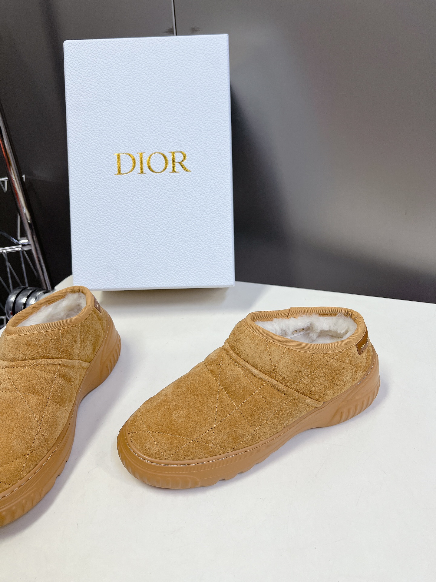 Dior 迪奥 秋冬新款雪地靴半拖 这款Dior 及踝靴巧妙融合 Dior Chez Moi 系列元素 