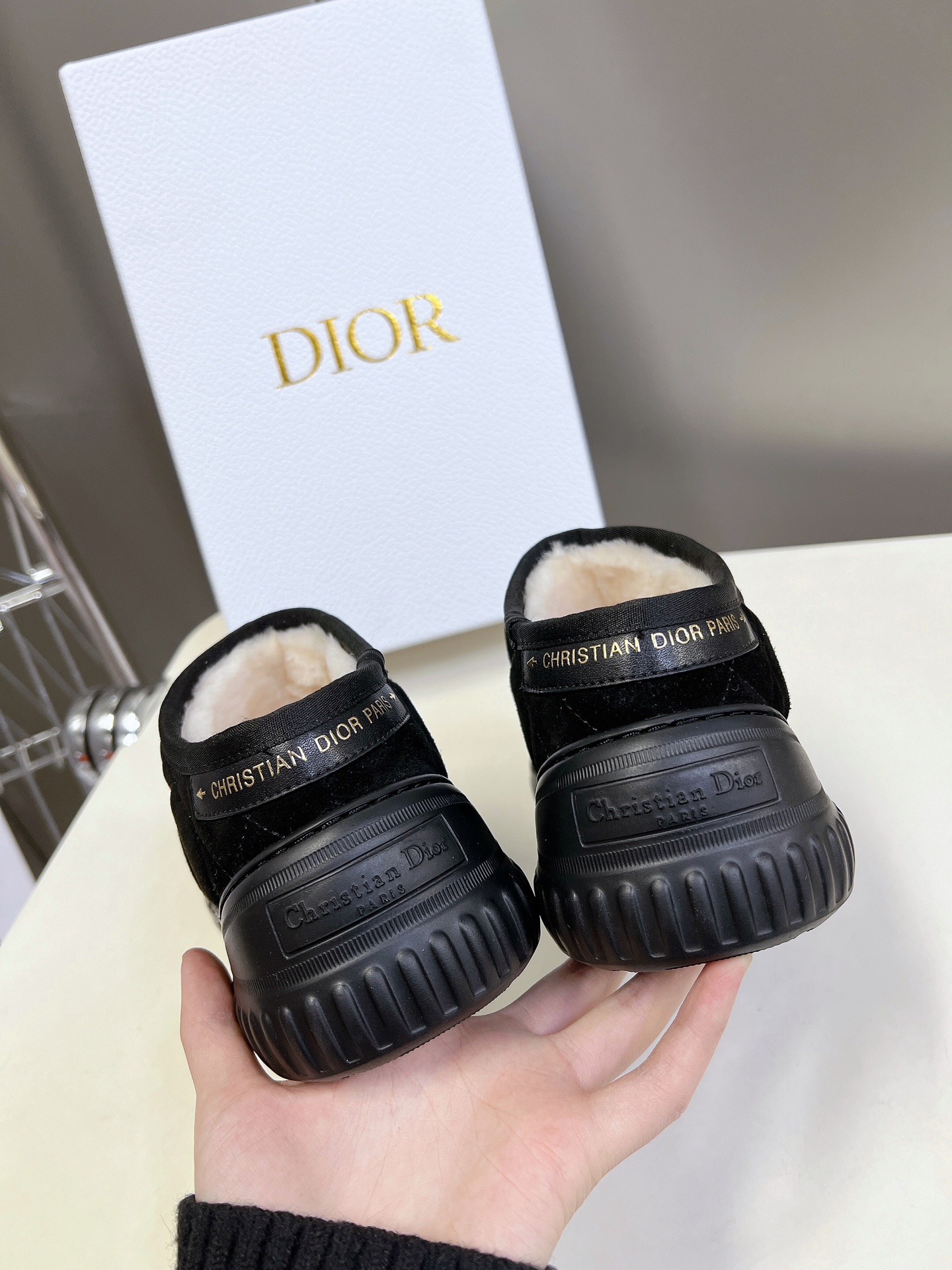 dior 迪奥 秋冬新款雪地靴半拖 这款Dior 及踝靴巧妙融合 Dior Chez Moi 系列元素 