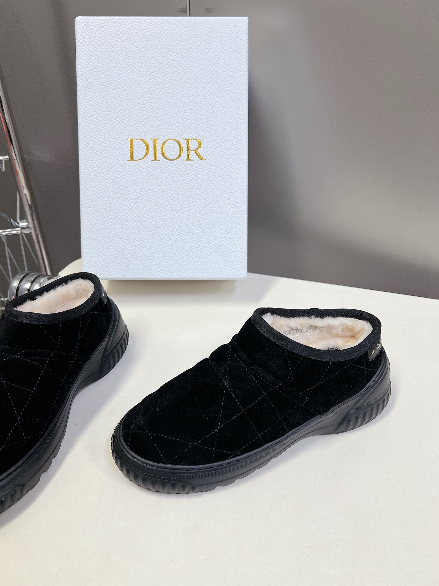 dior 迪奥 秋冬新款雪地靴半拖 这款Dior 及踝靴巧妙融合 Dior Chez Moi 系列元素 