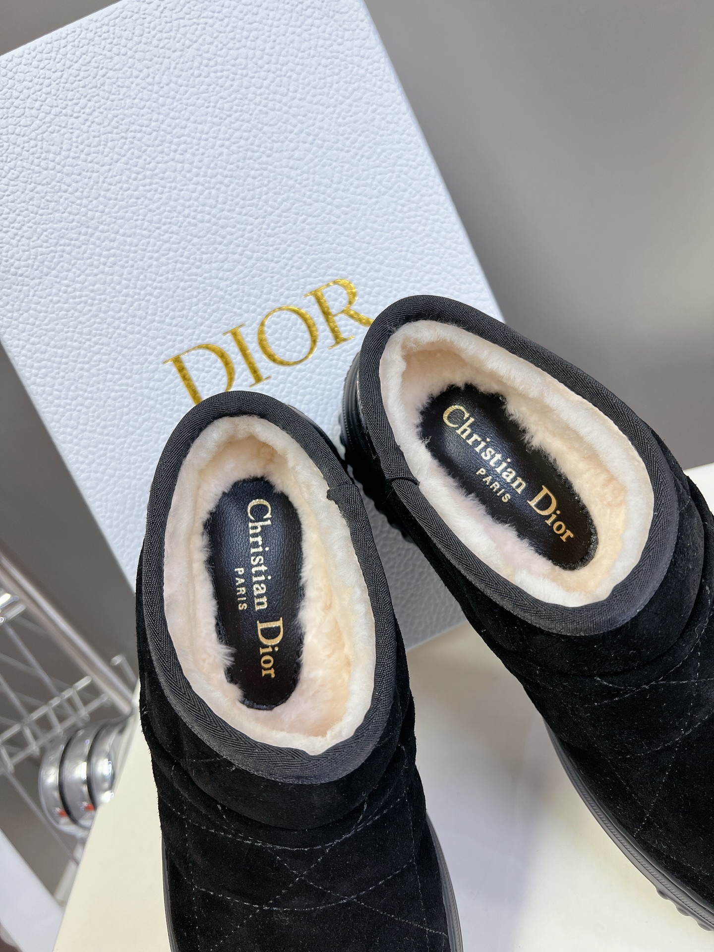 dior 迪奥 秋冬新款雪地靴半拖 这款Dior 及踝靴巧妙融合 Dior Chez Moi 系列元素 