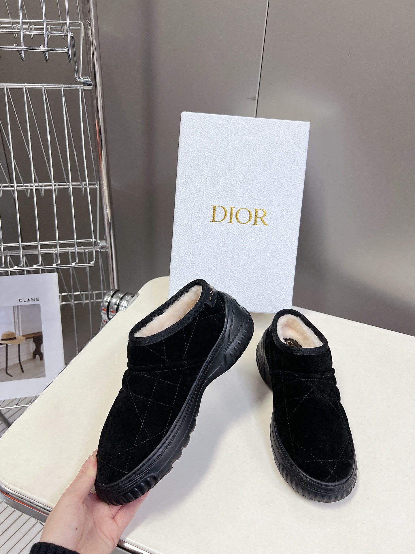 dior 迪奥 秋冬新款雪地靴半拖 这款Dior 及踝靴巧妙融合 Dior Chez Moi 系列元素 