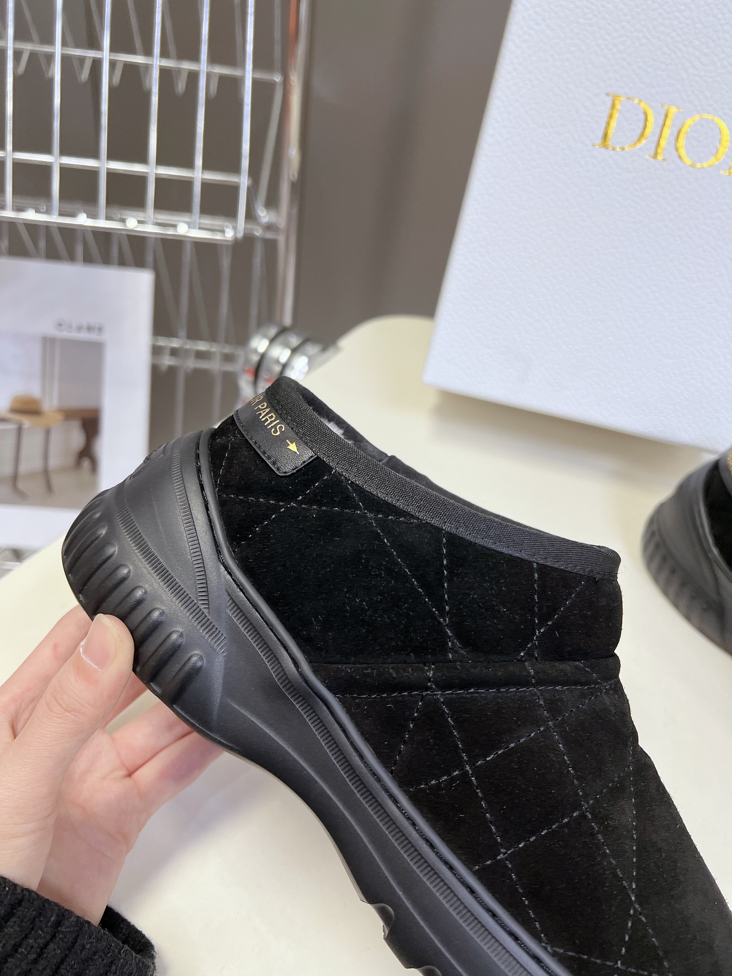 dior 迪奥 秋冬新款雪地靴半拖 这款Dior 及踝靴巧妙融合 Dior Chez Moi 系列元素 