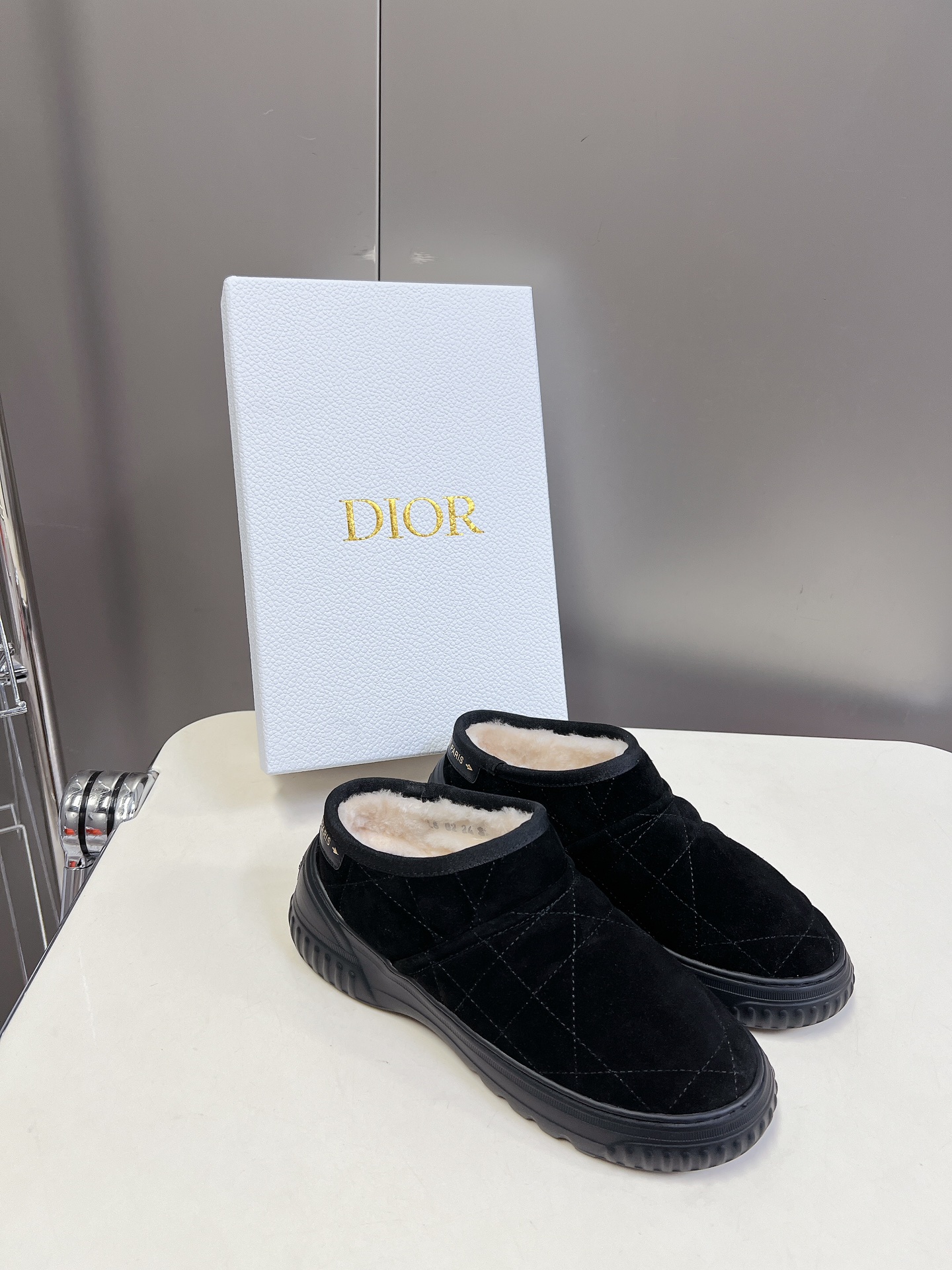 dior 迪奥 秋冬新款雪地靴半拖 这款Dior 及踝靴巧妙融合 Dior Chez Moi 系列元素 