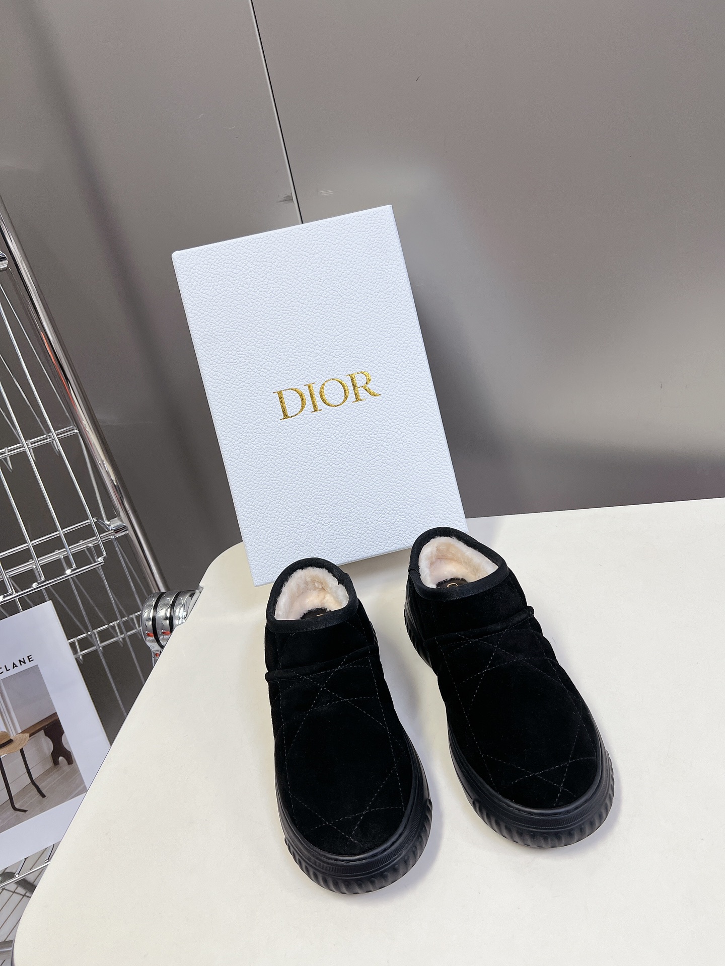 dior 迪奥 秋冬新款雪地靴半拖 这款Dior 及踝靴巧妙融合 Dior Chez Moi 系列元素 