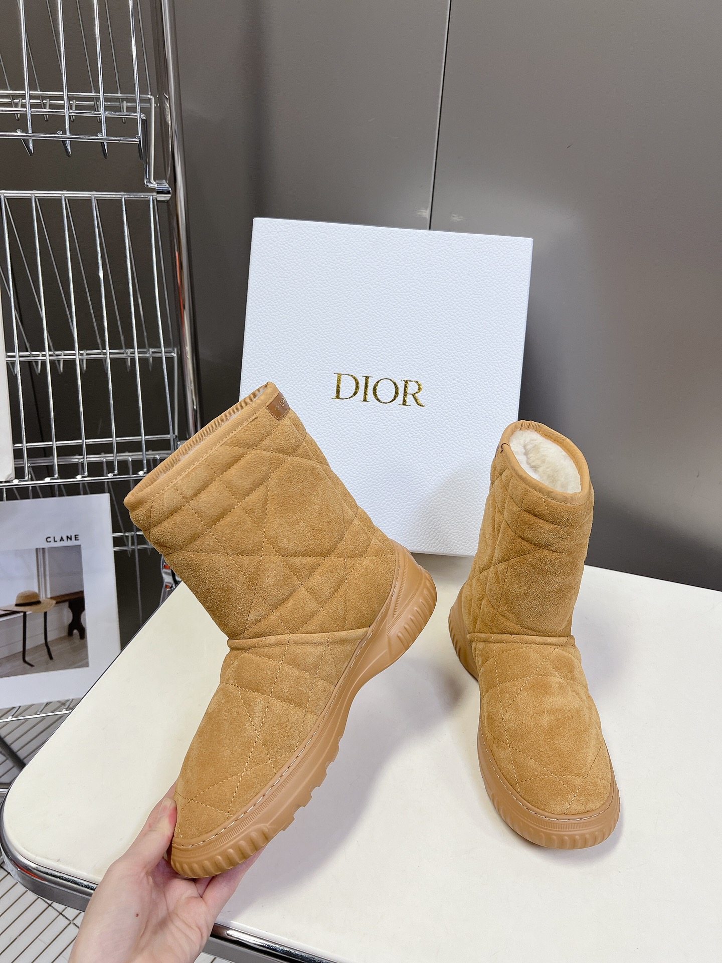 Dior 迪奥 秋冬新款雪地靴半拖 这款Dior 及踝靴巧妙融合 Dior Chez Moi 系列元素 