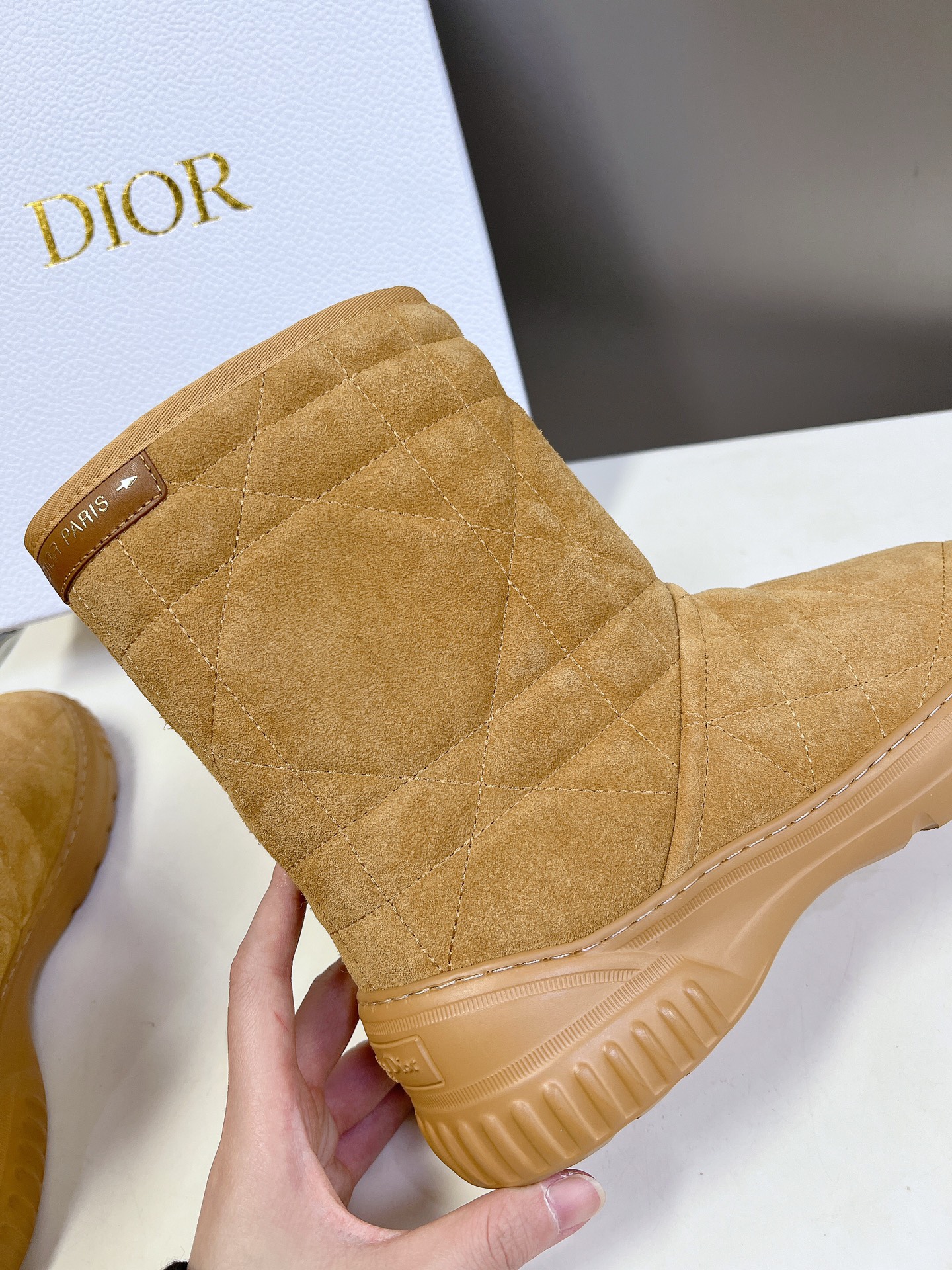 Dior 迪奥 秋冬新款雪地靴半拖 这款Dior 及踝靴巧妙融合 Dior Chez Moi 系列元素 