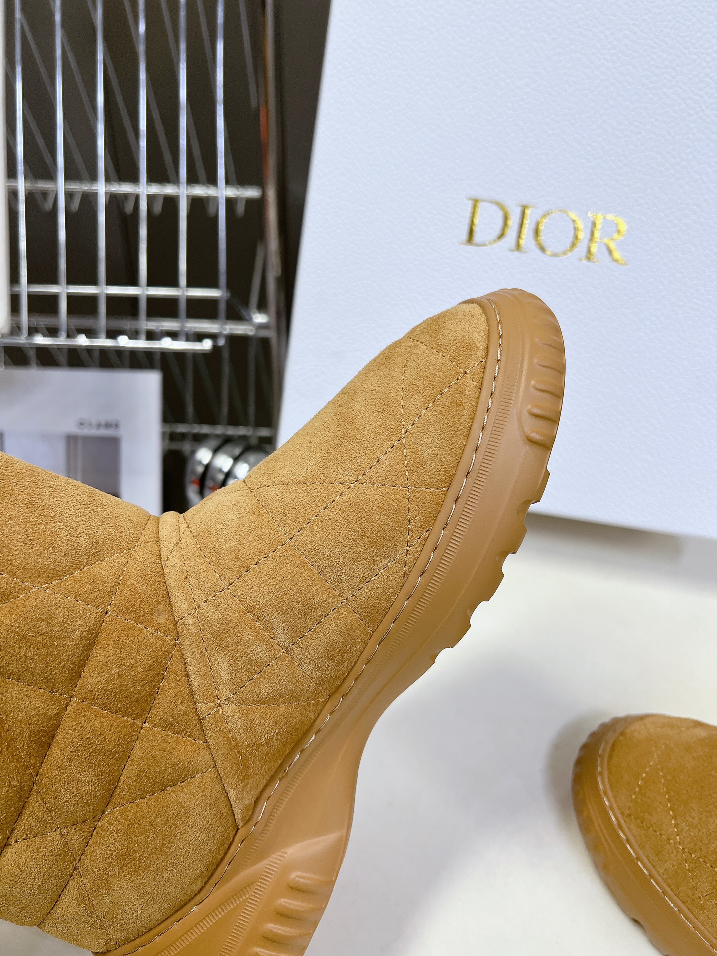 Dior 迪奥 秋冬新款雪地靴半拖 这款Dior 及踝靴巧妙融合 Dior Chez Moi 系列元素 