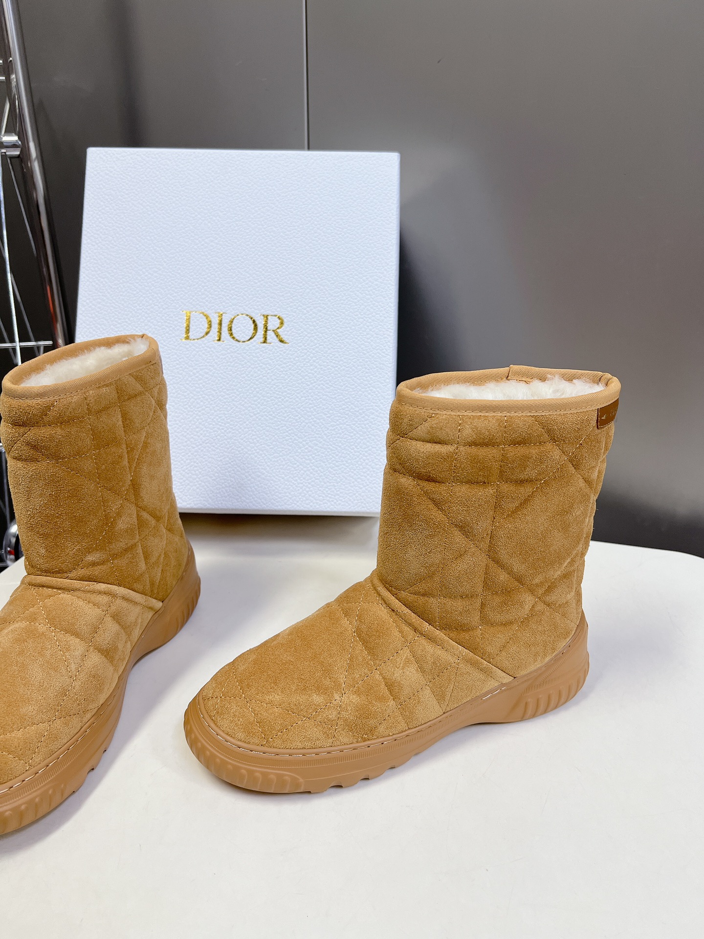 Dior 迪奥 秋冬新款雪地靴半拖 这款Dior 及踝靴巧妙融合 Dior Chez Moi 系列元素 