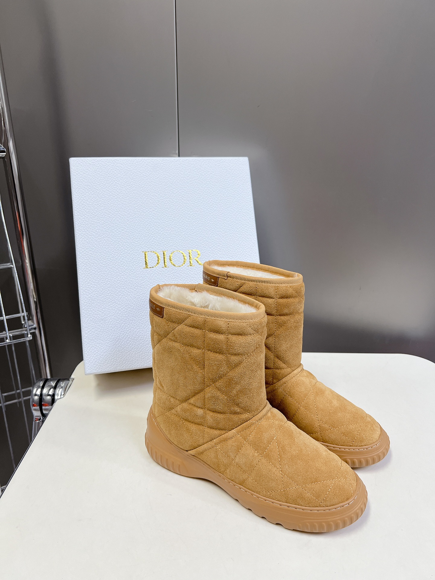 Dior 迪奥 秋冬新款雪地靴半拖 这款Dior 及踝靴巧妙融合 Dior Chez Moi 系列元素 