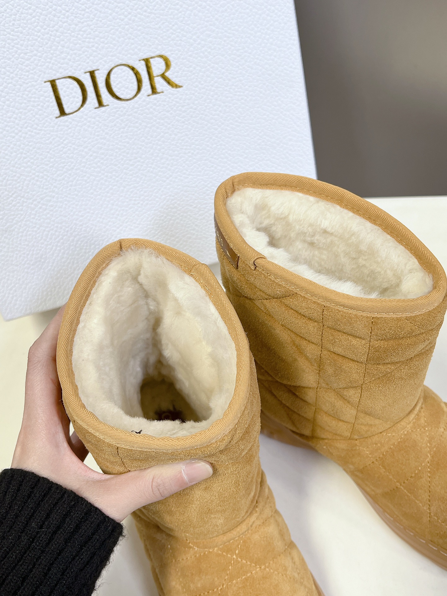 Dior 迪奥 秋冬新款雪地靴半拖 这款Dior 及踝靴巧妙融合 Dior Chez Moi 系列元素 