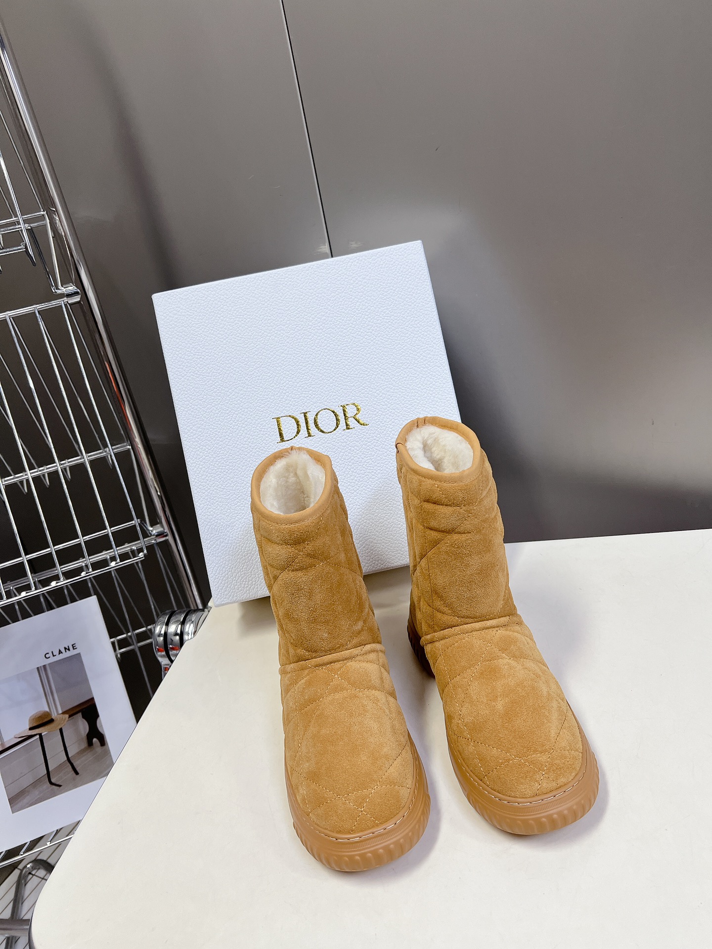 Dior 迪奥 秋冬新款雪地靴半拖 这款Dior 及踝靴巧妙融合 Dior Chez Moi 系列元素 