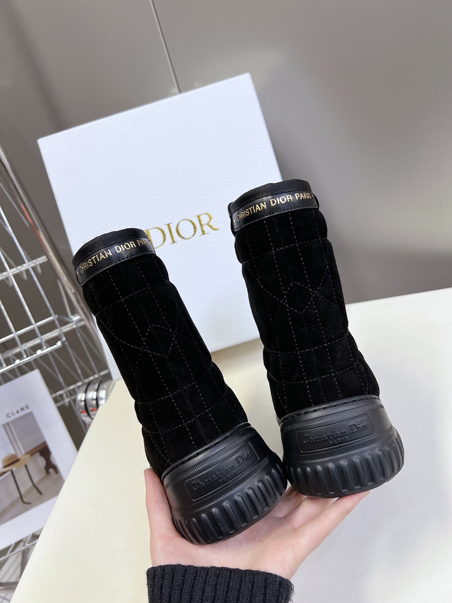 Dior 迪奥 秋冬新款雪地靴半拖 这款Dior 及踝靴巧妙融合 Dior Chez Moi 系列元素 