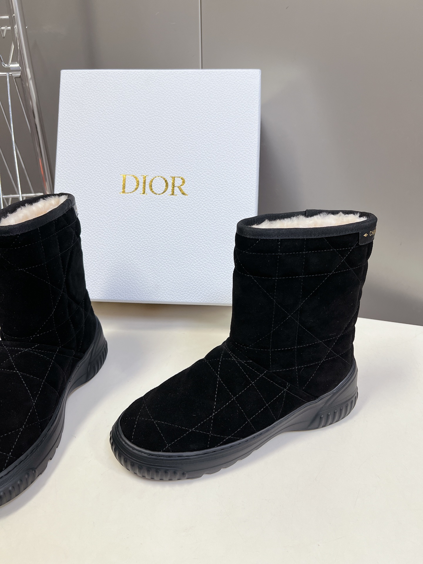 Dior 迪奥 秋冬新款雪地靴半拖 这款Dior 及踝靴巧妙融合 Dior Chez Moi 系列元素 
