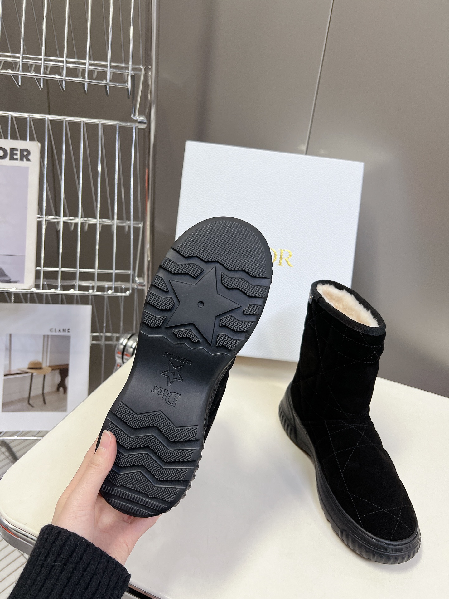 Dior 迪奥 秋冬新款雪地靴半拖 这款Dior 及踝靴巧妙融合 Dior Chez Moi 系列元素 