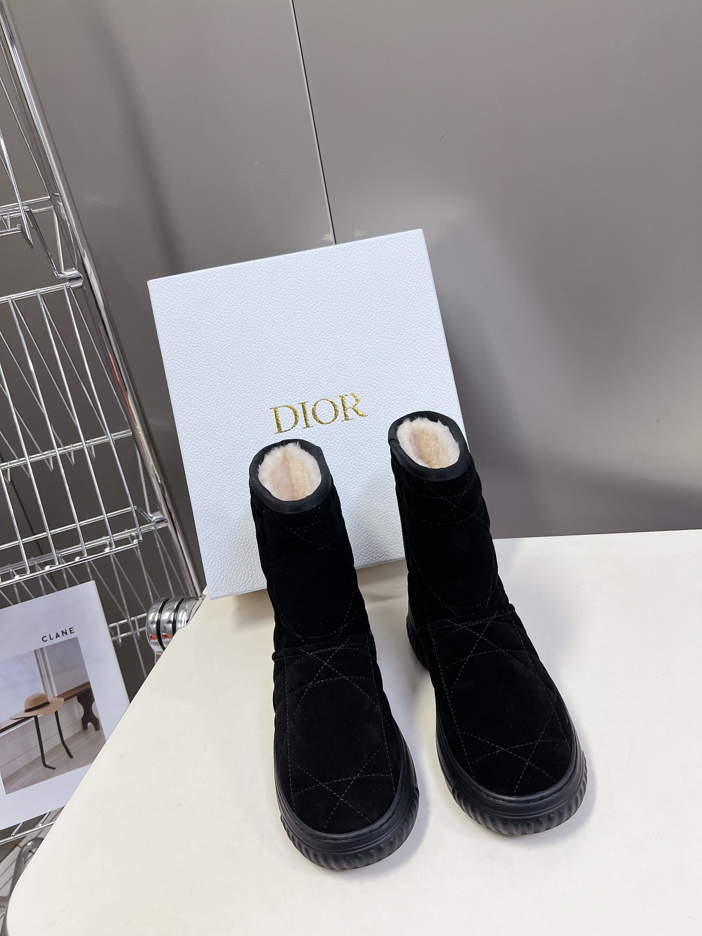 Dior 迪奥 秋冬新款雪地靴半拖 这款Dior 及踝靴巧妙融合 Dior Chez Moi 系列元素 