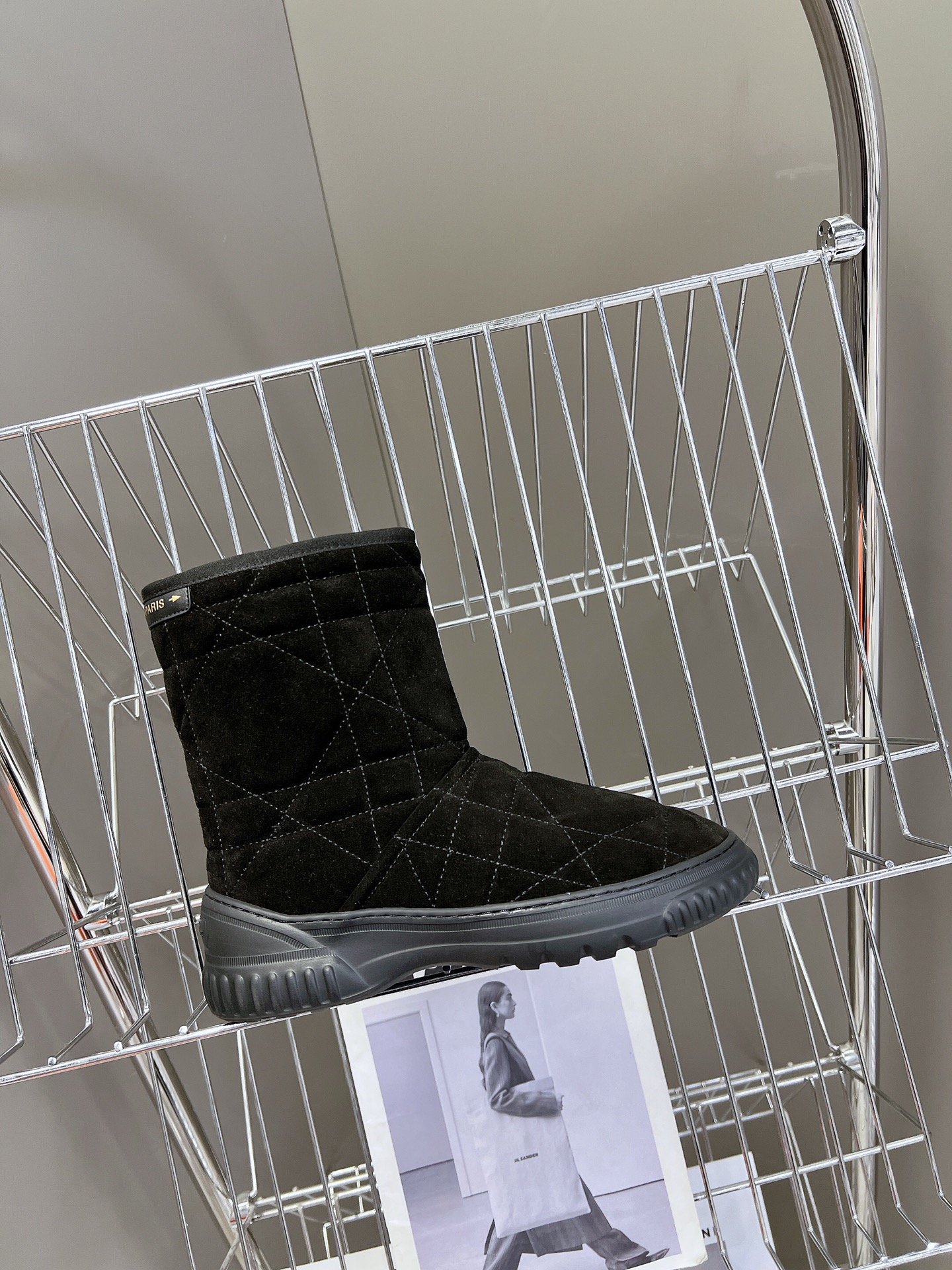 Dior 迪奥 秋冬新款雪地靴半拖 这款Dior 及踝靴巧妙融合 Dior Chez Moi 系列元素 