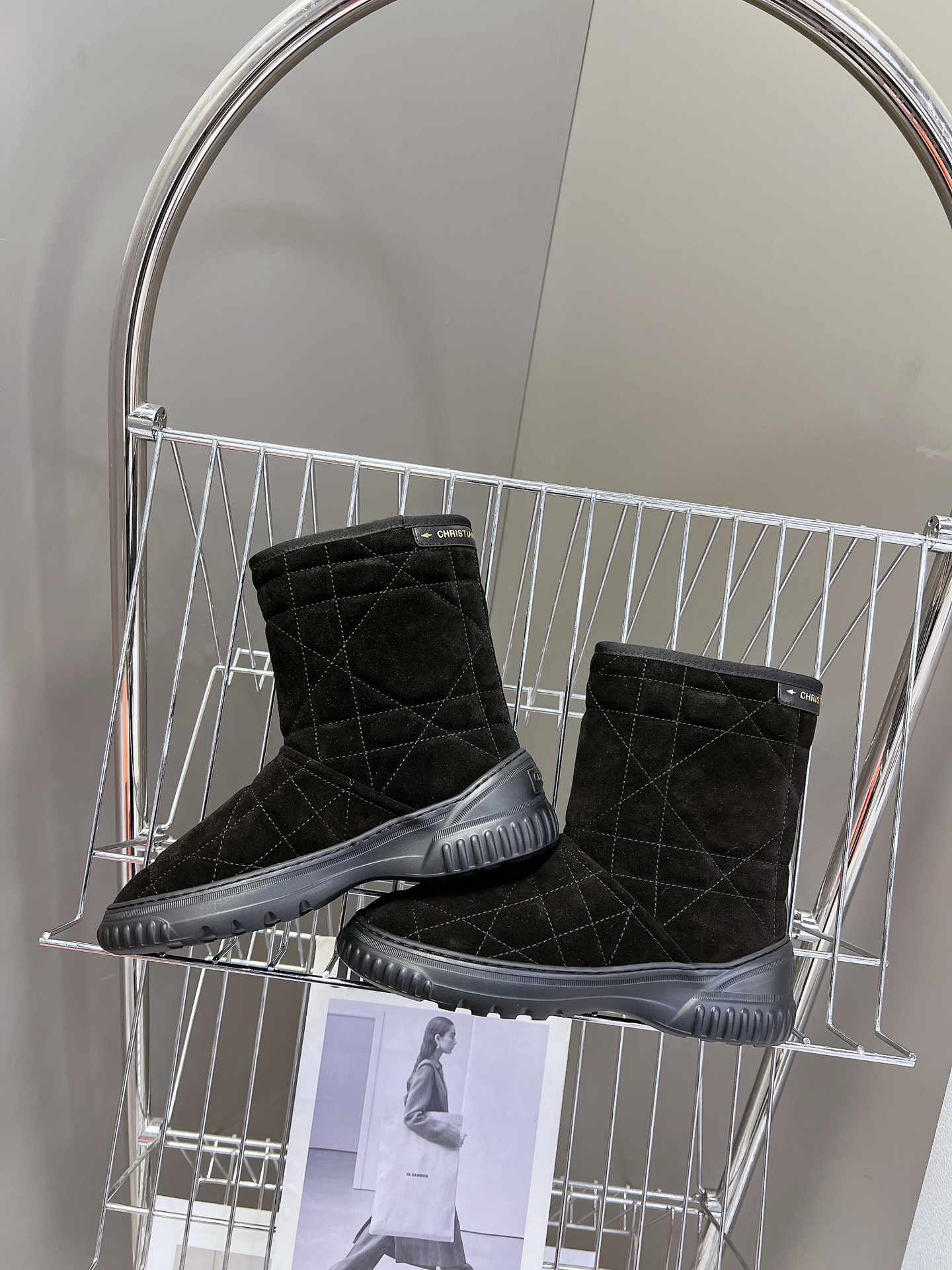 Dior 迪奥 秋冬新款雪地靴半拖 这款Dior 及踝靴巧妙融合 Dior Chez Moi 系列元素 