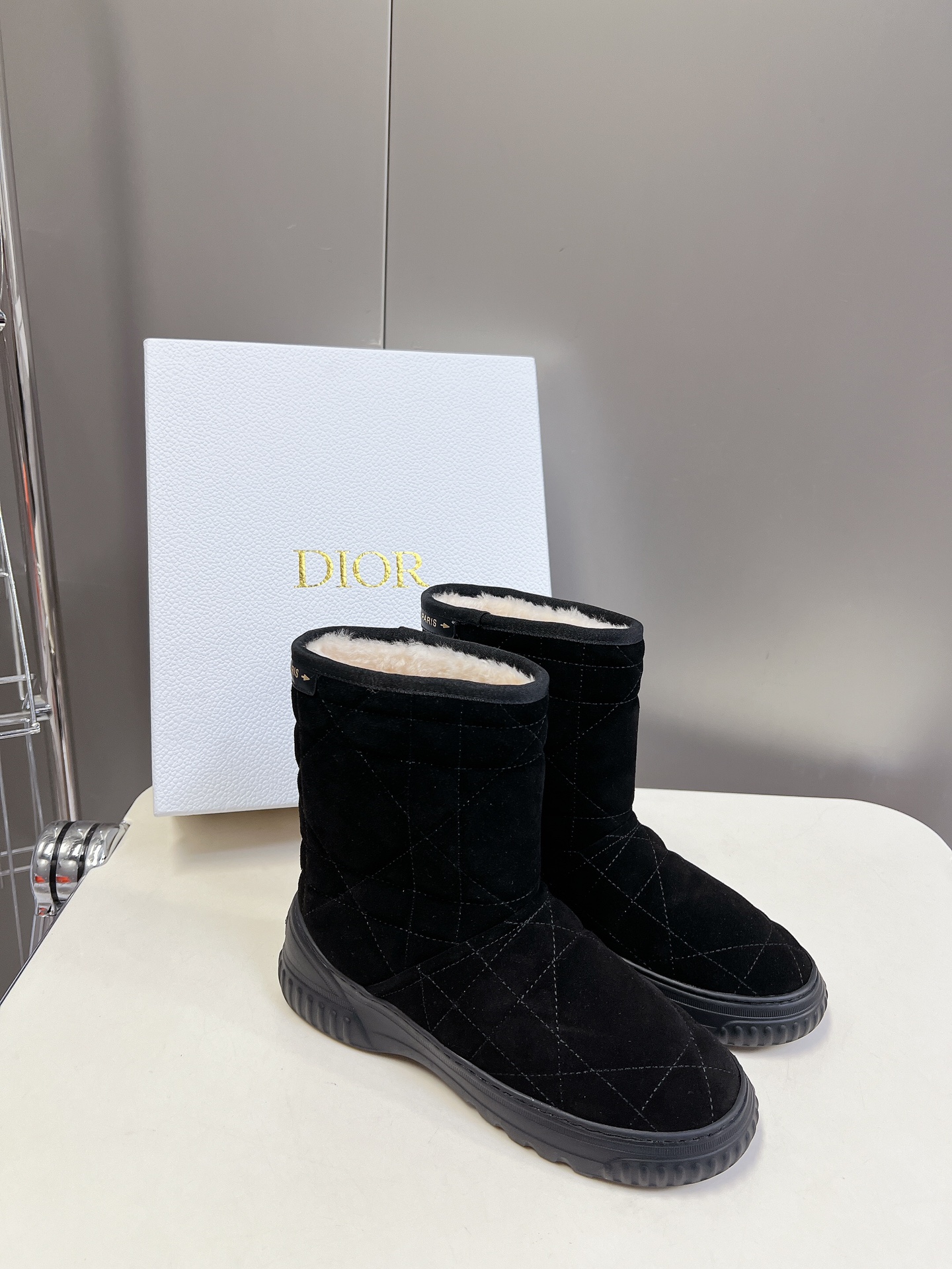 Dior 迪奥 秋冬新款雪地靴半拖 这款Dior 及踝靴巧妙融合 Dior Chez Moi 系列元素 