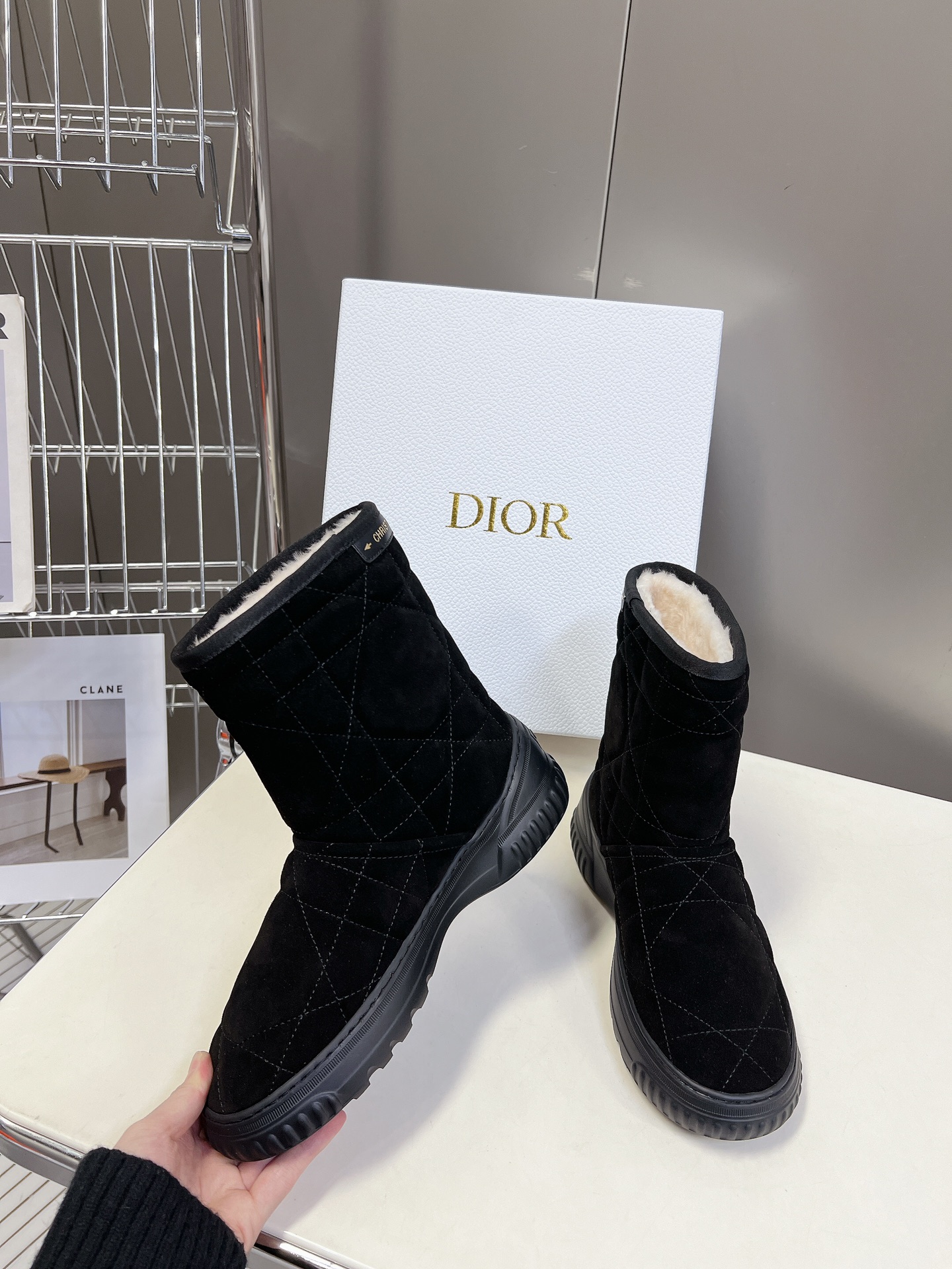 Dior 迪奥 秋冬新款雪地靴半拖 这款Dior 及踝靴巧妙融合 Dior Chez Moi 系列元素 