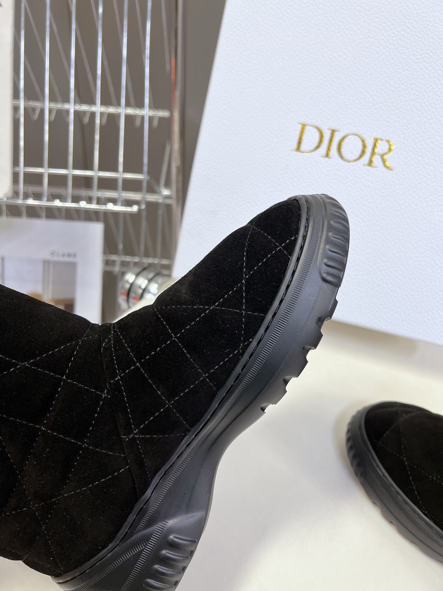 Dior 迪奥 秋冬新款雪地靴半拖 这款Dior 及踝靴巧妙融合 Dior Chez Moi 系列元素 
