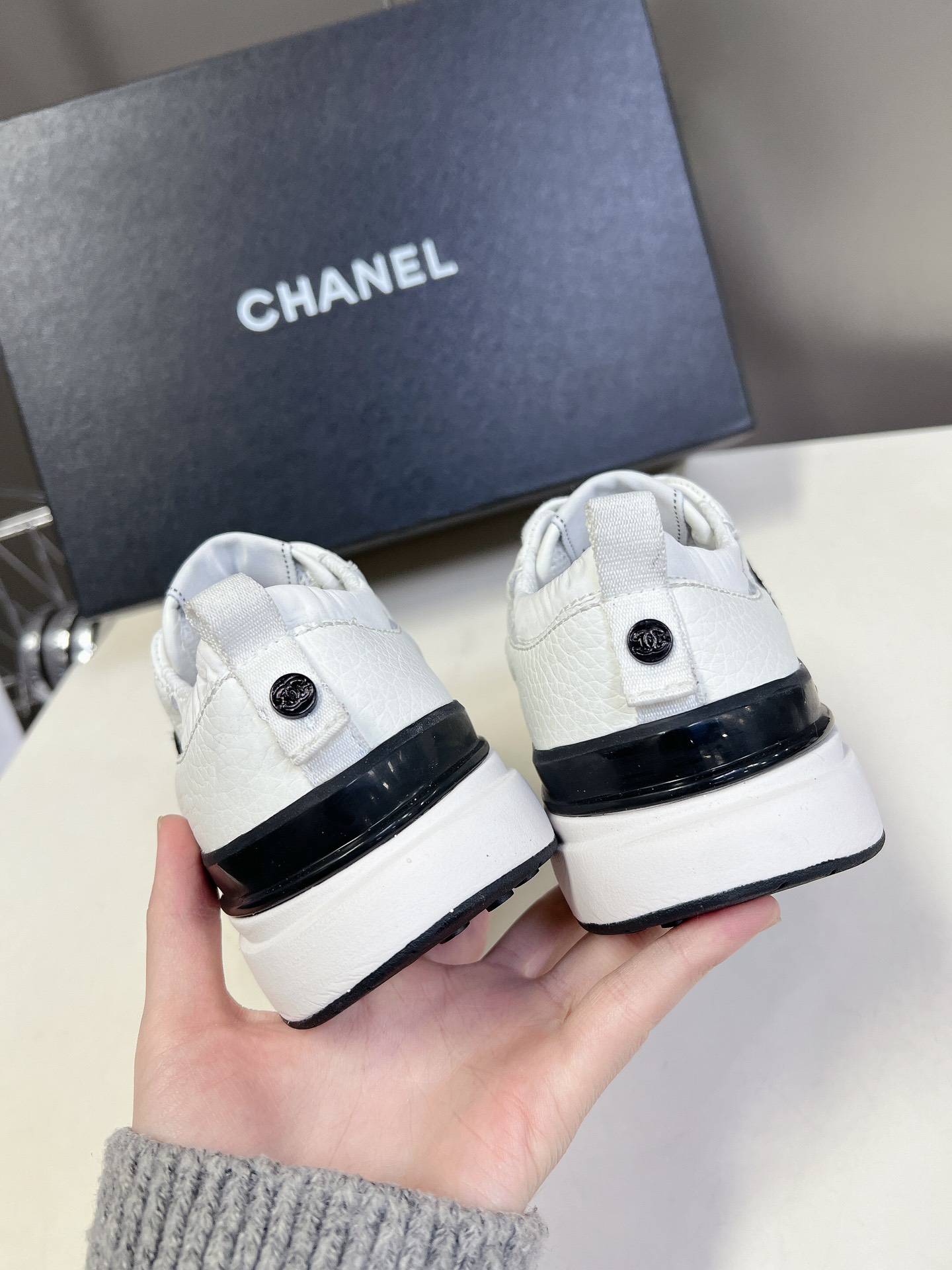  CHANEL经典运动鞋
超级网红系！超多网红上脚，专柜超火〰️〰️
香奈儿的世界一直是女生梦寐以求的，