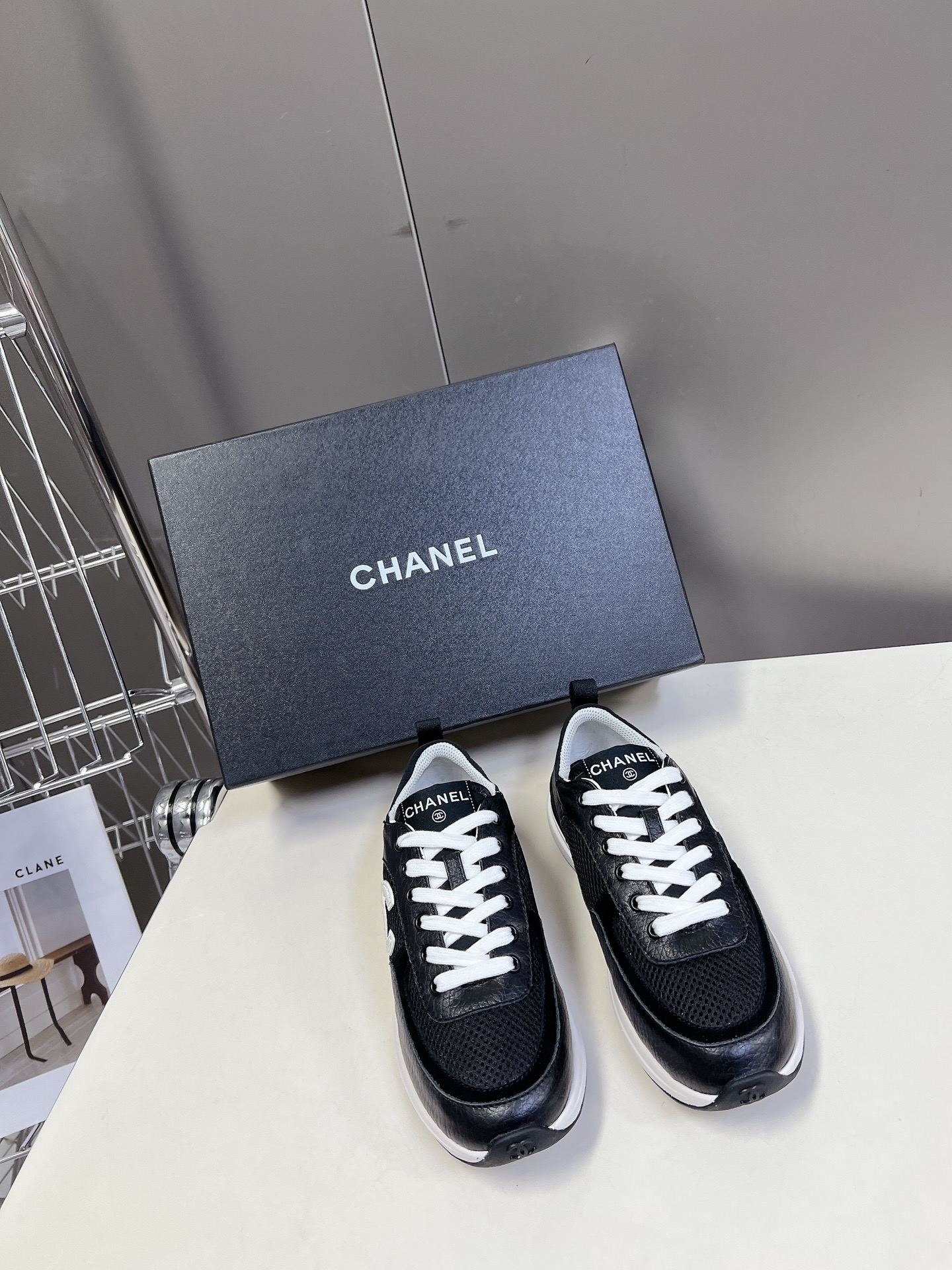  CHANEL经典运动鞋
超级网红系！超多网红上脚，专柜超火〰️〰️
香奈儿的世界一直是女生梦寐以求的，