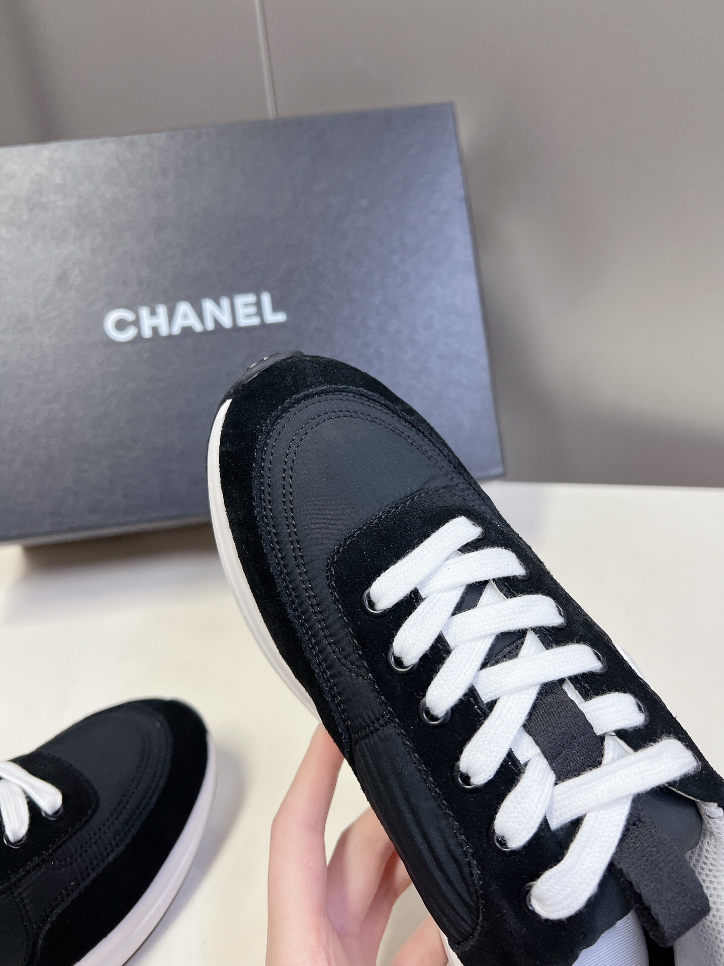  CHANEL经典运动鞋
超级网红系！超多网红上脚，专柜超火〰️〰️
香奈儿的世界一直是女生梦寐以求的，