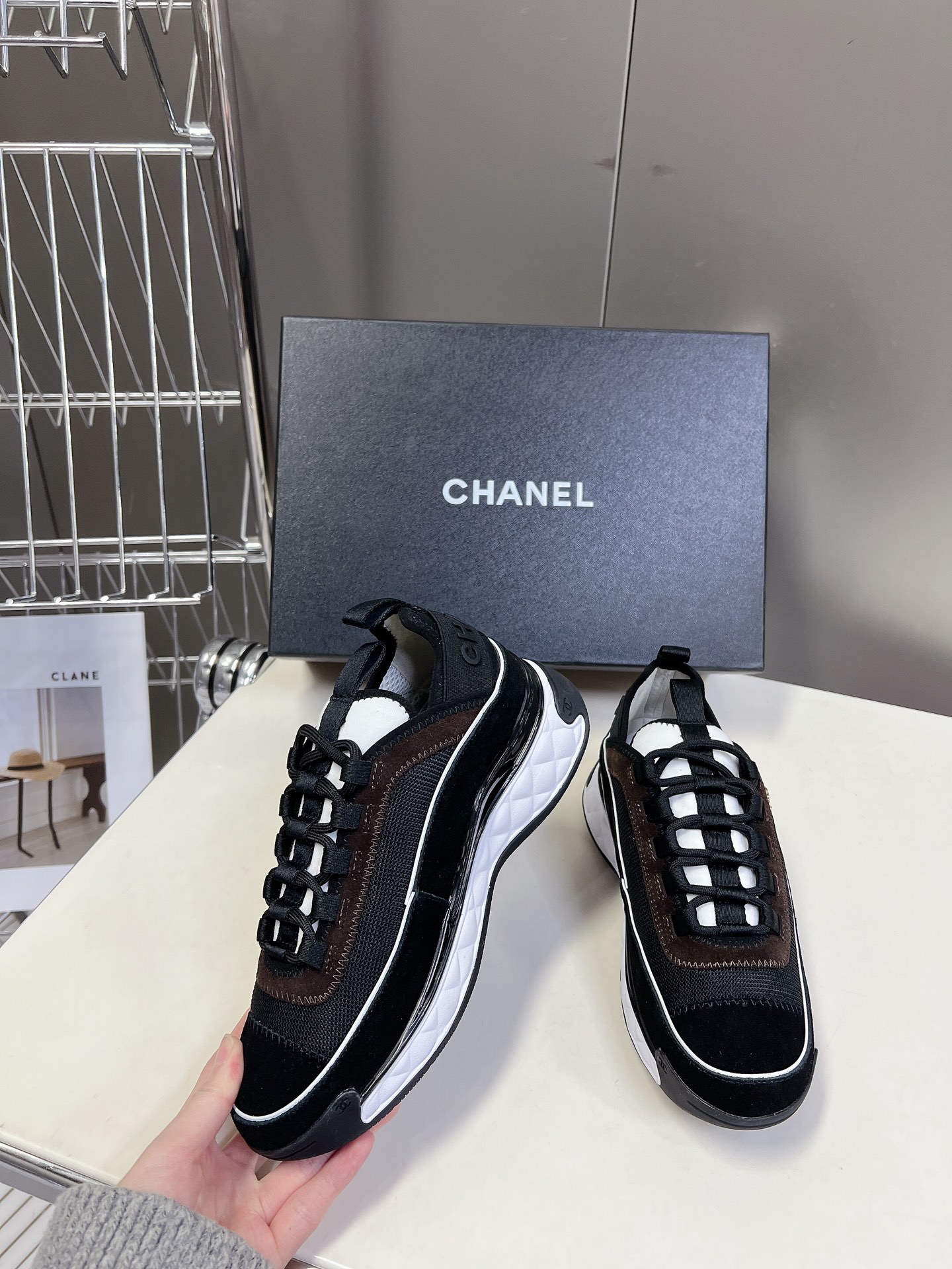  CHANEL香奈儿经典运动鞋
超级网红系！超多网红上脚，专柜超火〰️〰️
香奈儿的世界一直是女生梦寐以