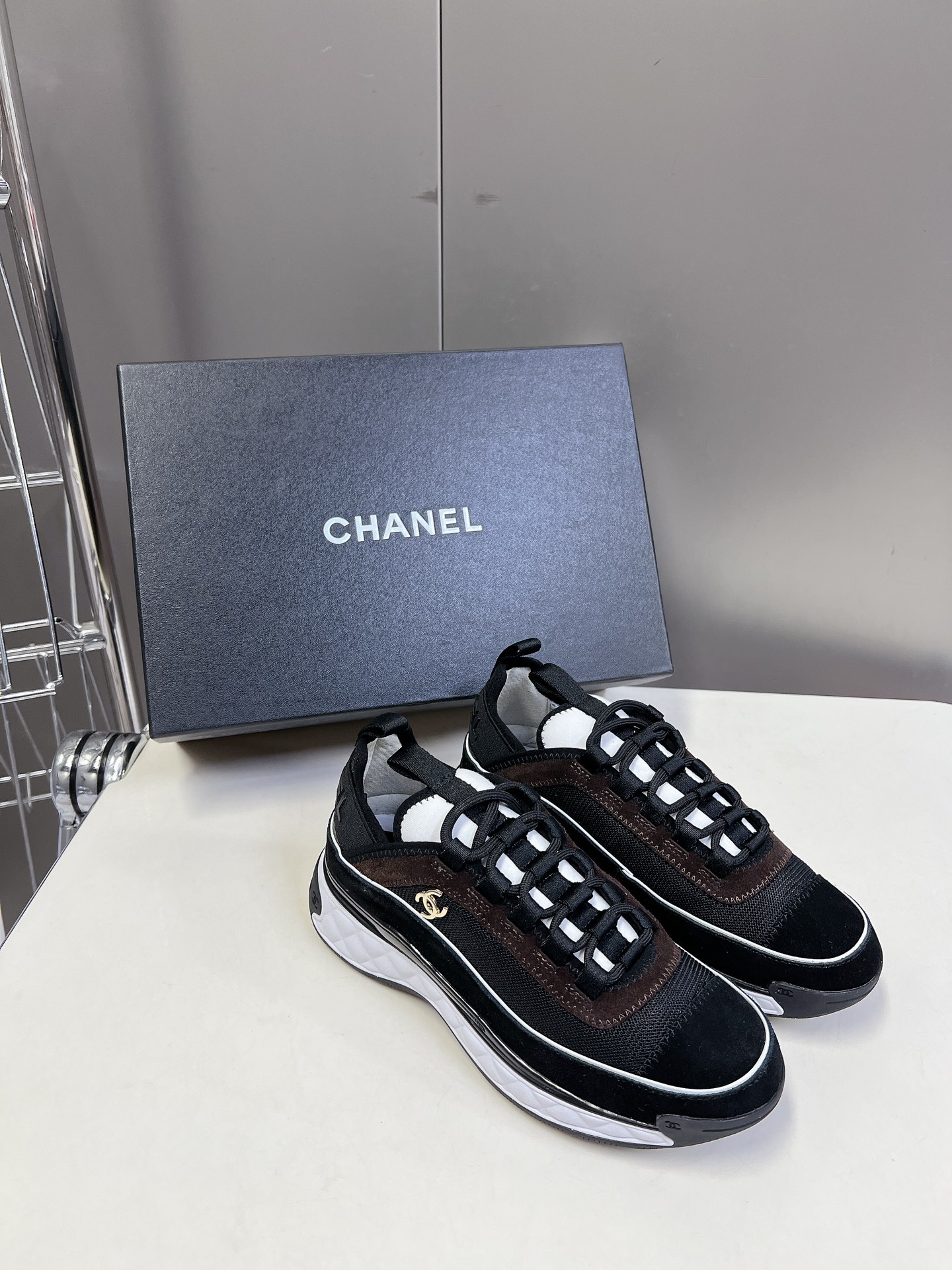  CHANEL香奈儿经典运动鞋
超级网红系！超多网红上脚，专柜超火〰️〰️
香奈儿的世界一直是女生梦寐以