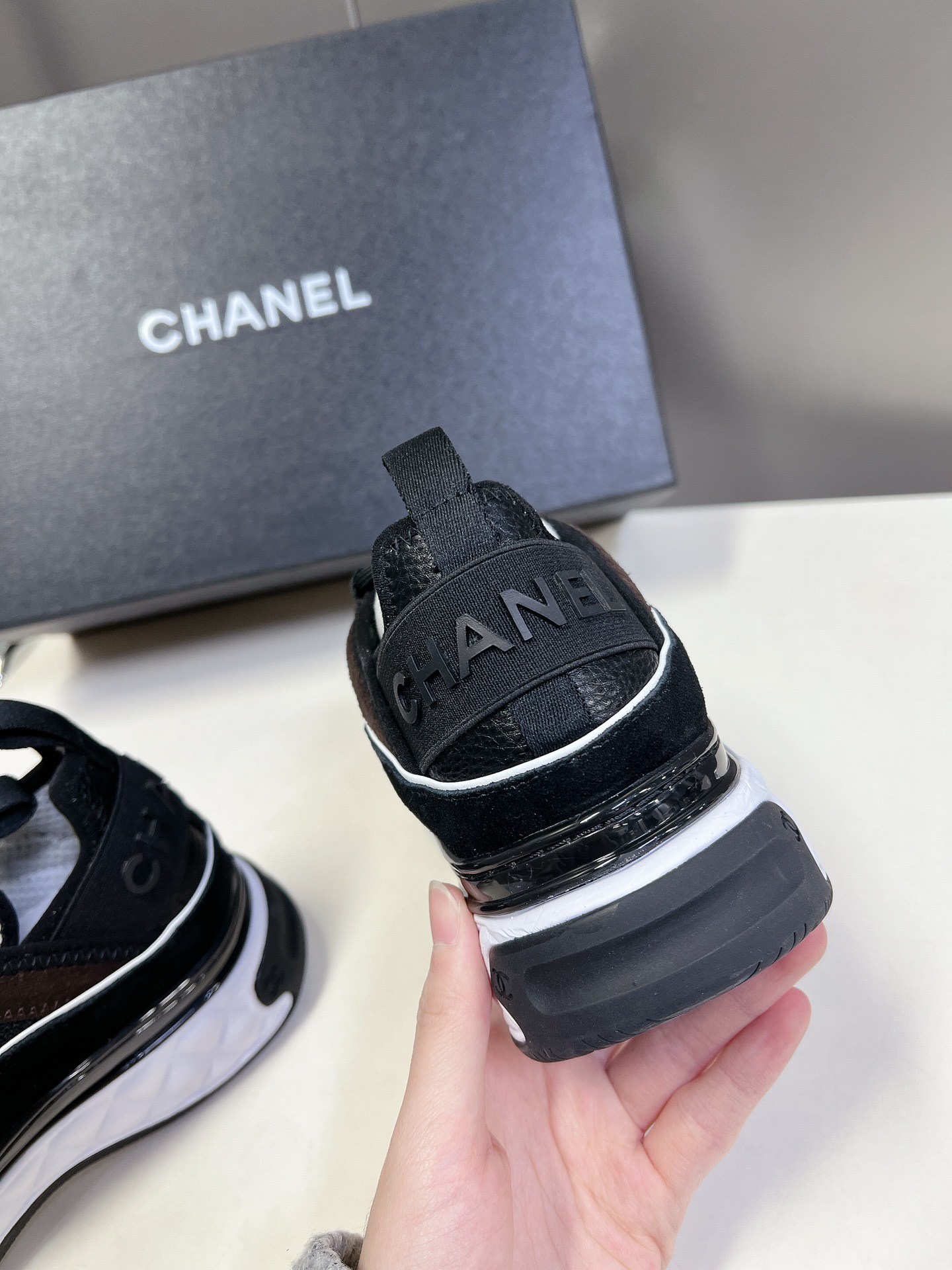  CHANEL香奈儿经典运动鞋
超级网红系！超多网红上脚，专柜超火〰️〰️
香奈儿的世界一直是女生梦寐以