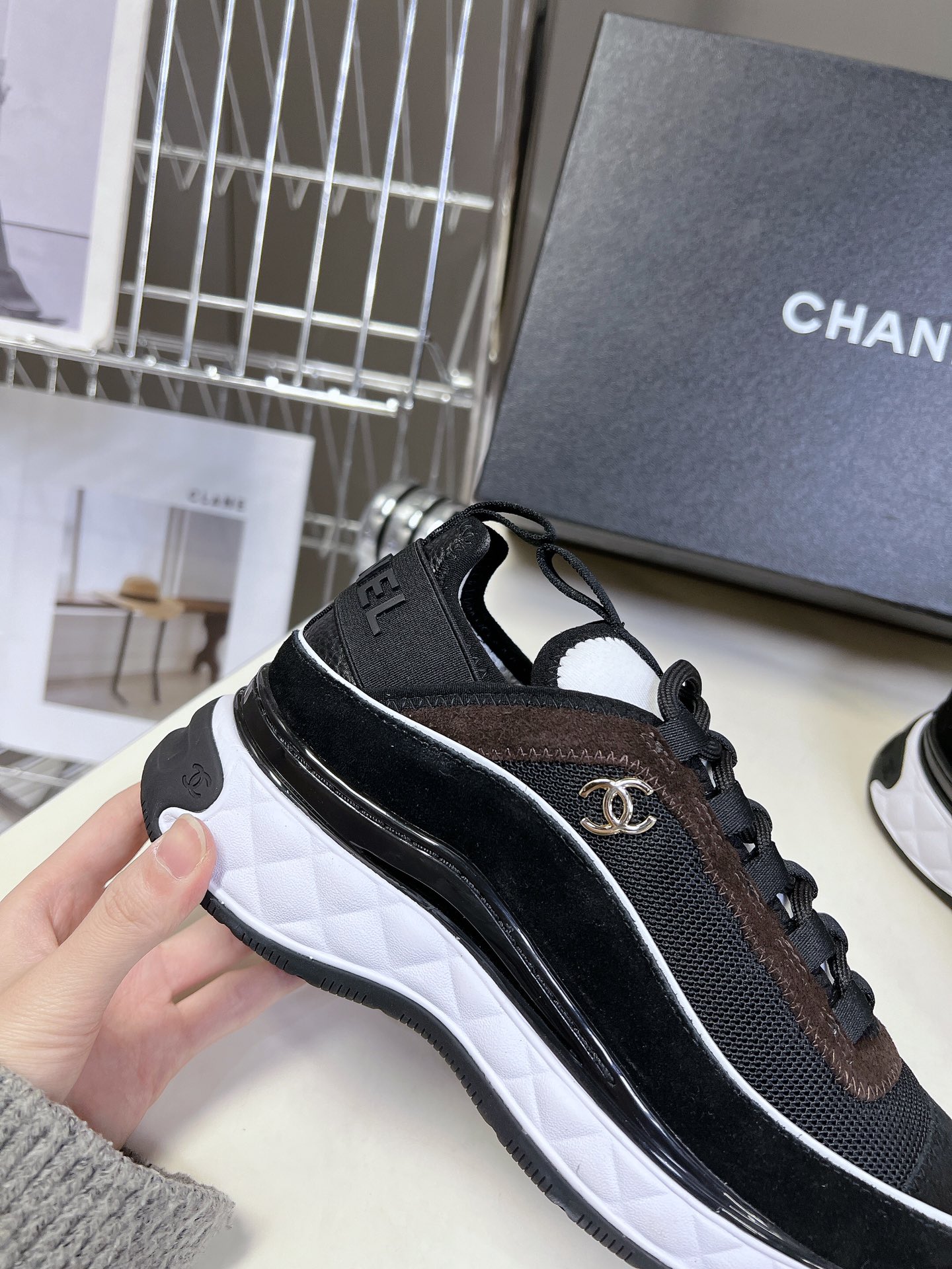  CHANEL香奈儿经典运动鞋
超级网红系！超多网红上脚，专柜超火〰️〰️
香奈儿的世界一直是女生梦寐以