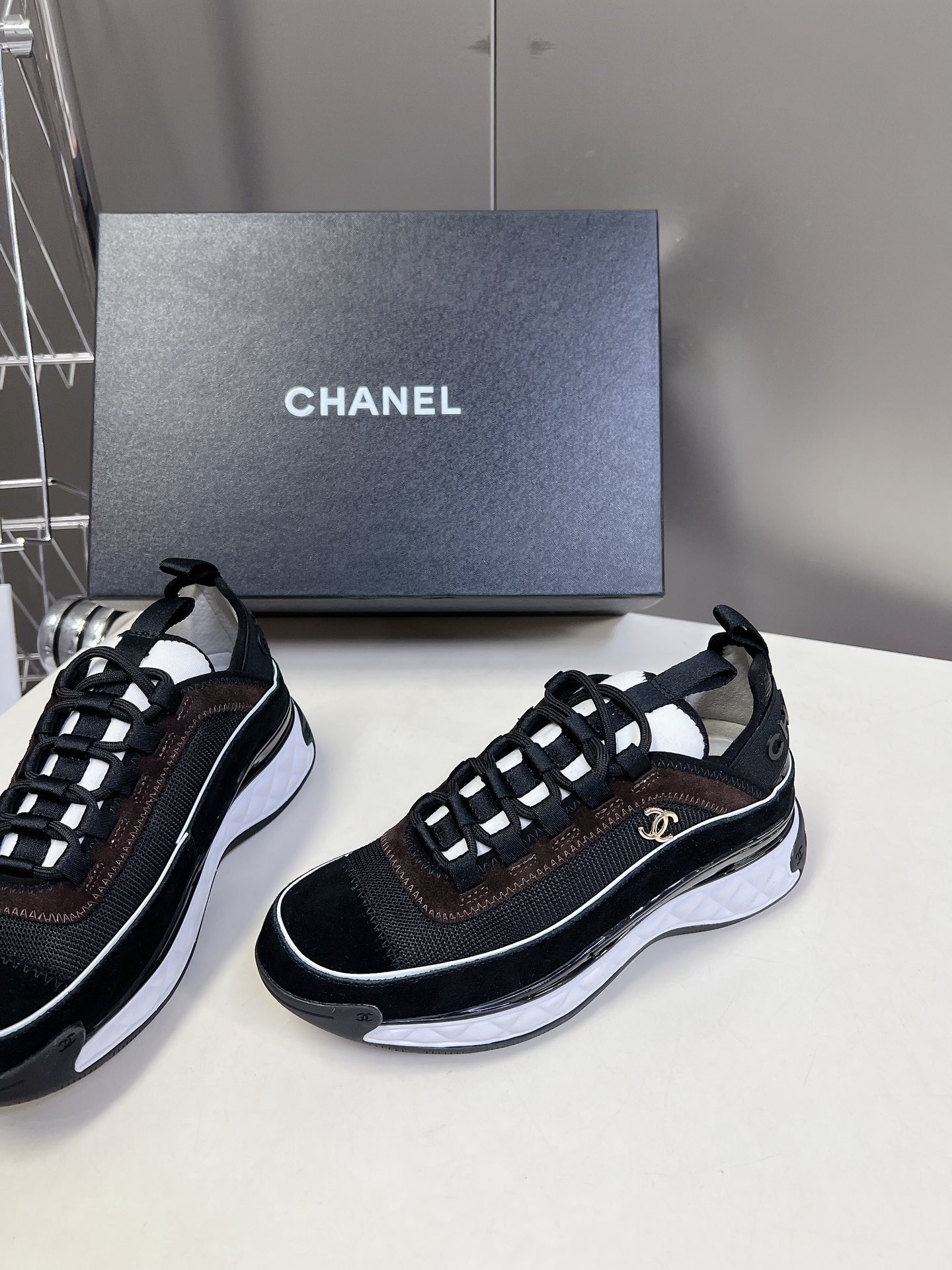  CHANEL香奈儿经典运动鞋
超级网红系！超多网红上脚，专柜超火〰️〰️
香奈儿的世界一直是女生梦寐以