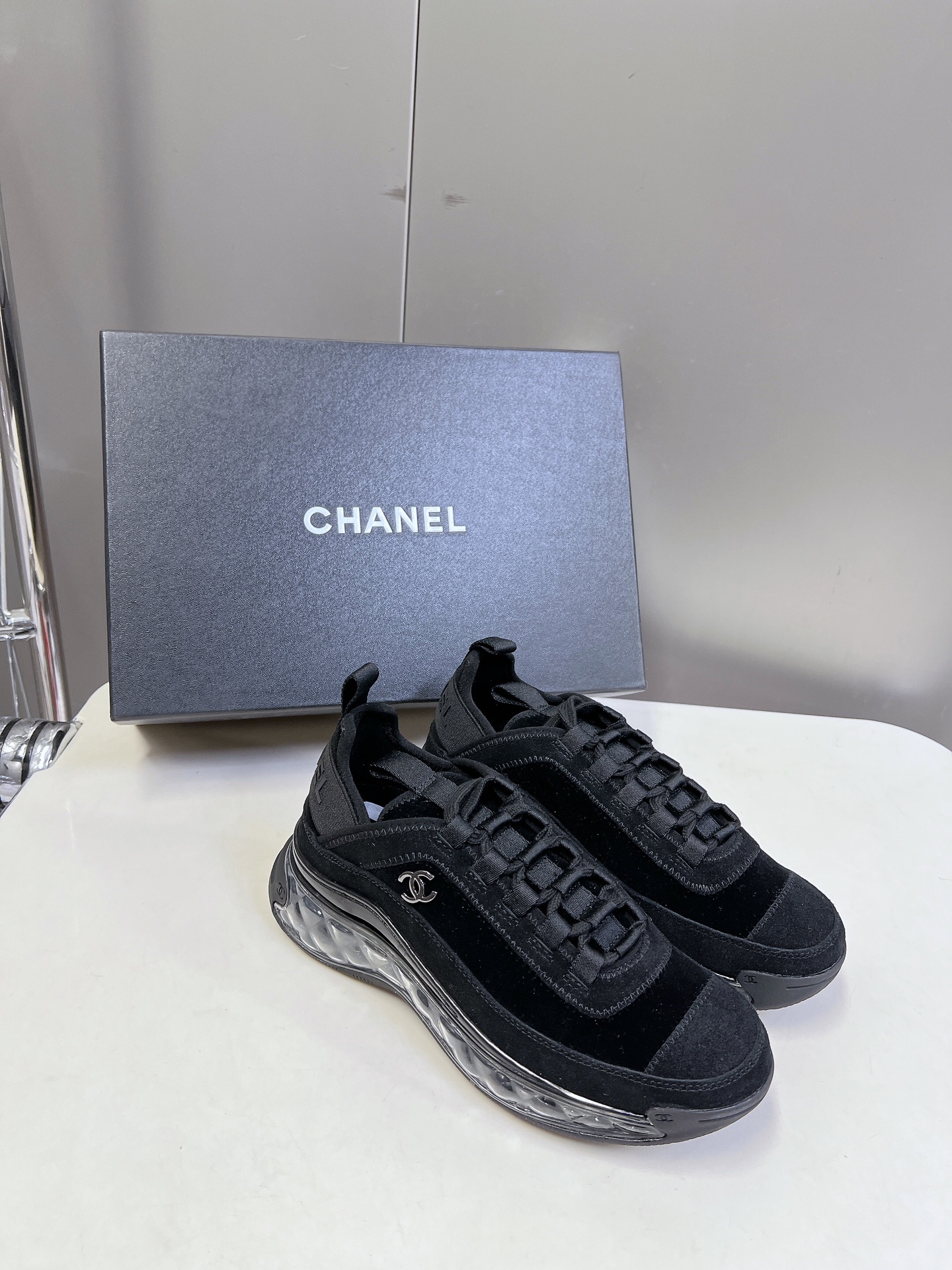  CHANEL香奈儿经典运动鞋
超级网红系！超多网红上脚，专柜超火〰️〰️
香奈儿的世界一直是女生梦寐以