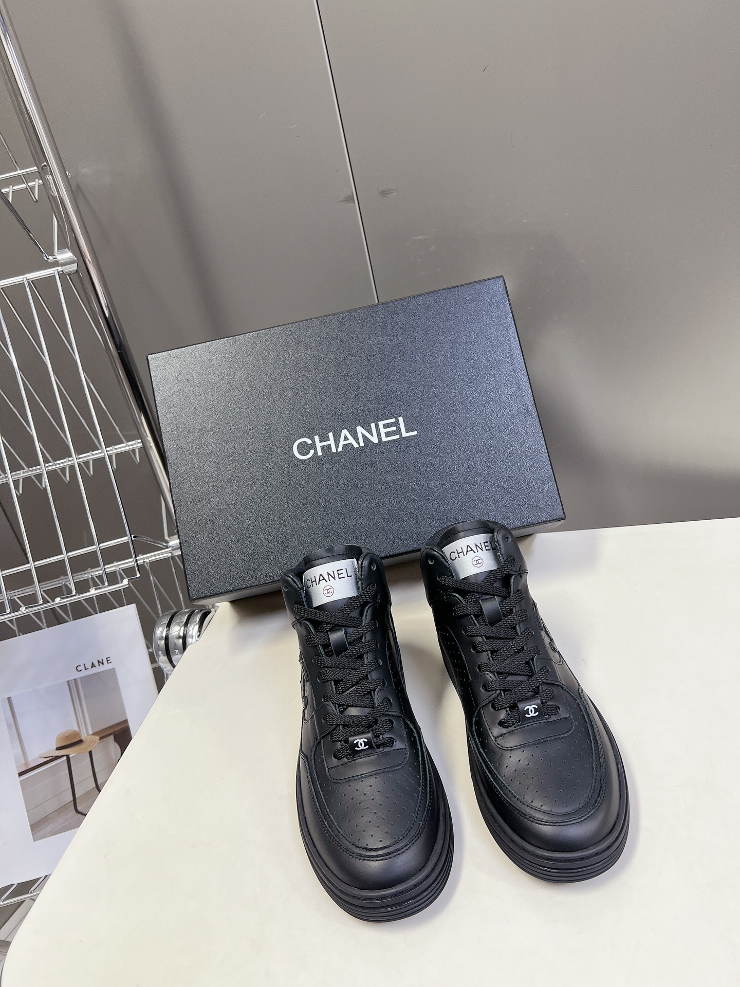  CHANEL香奈儿熊猫鞋滑板鞋
专柜爆火超难抢的一款松糕底小白鞋 球鞋 休闲鞋！原版购入开发 开模大底