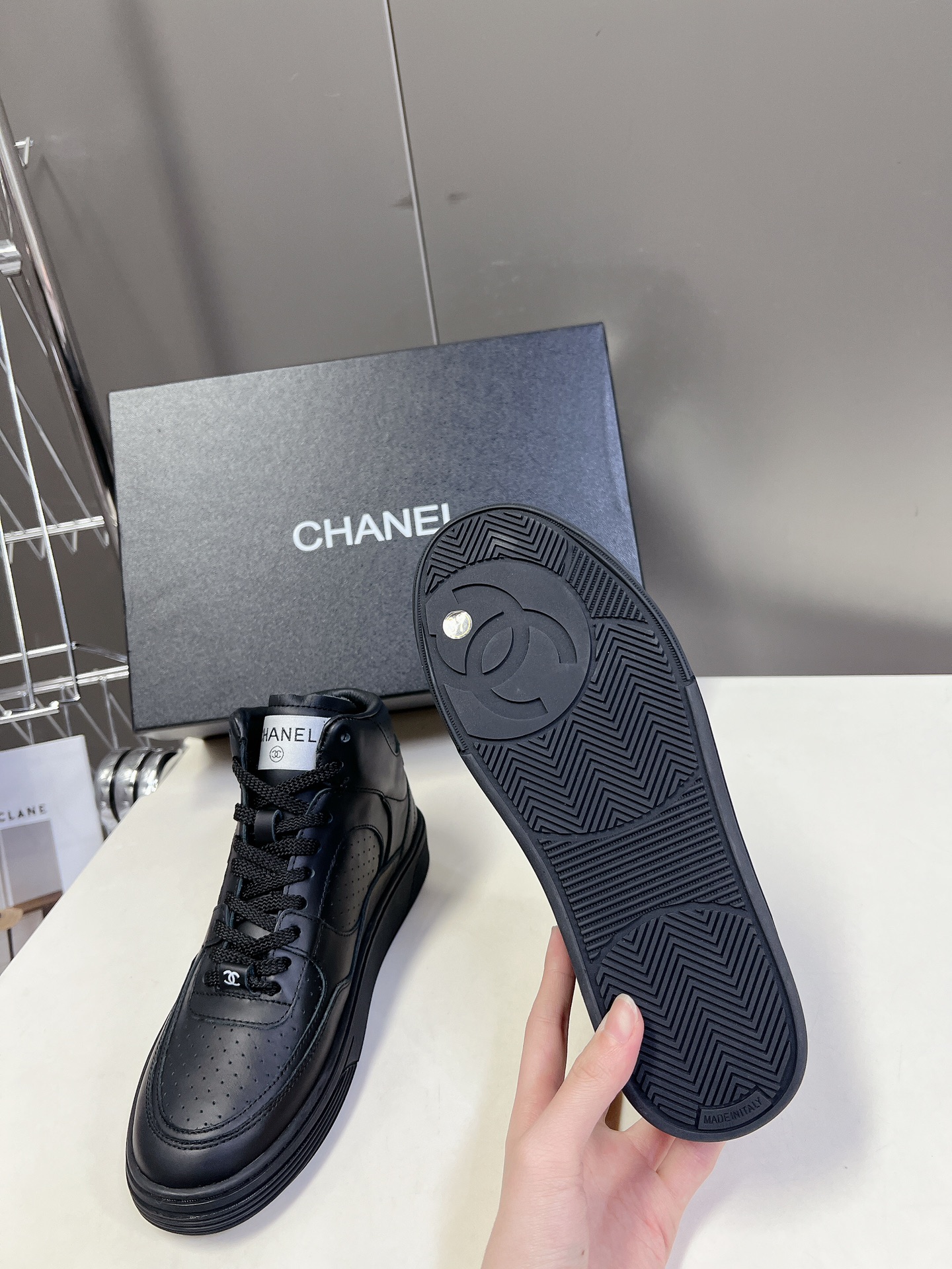  CHANEL香奈儿熊猫鞋滑板鞋
专柜爆火超难抢的一款松糕底小白鞋 球鞋 休闲鞋！原版购入开发 开模大底