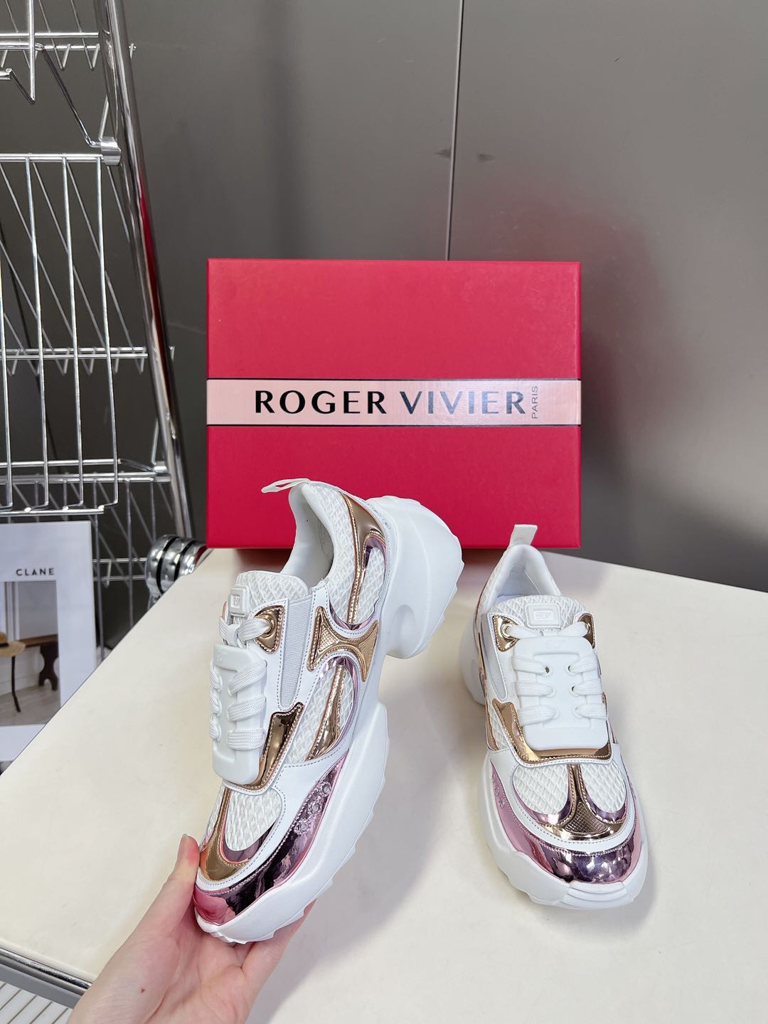    Roger Vivier春夏 RV厚底运动鞋
     本款休闲鞋以皮革拼镜面织物和网眼面料制成前