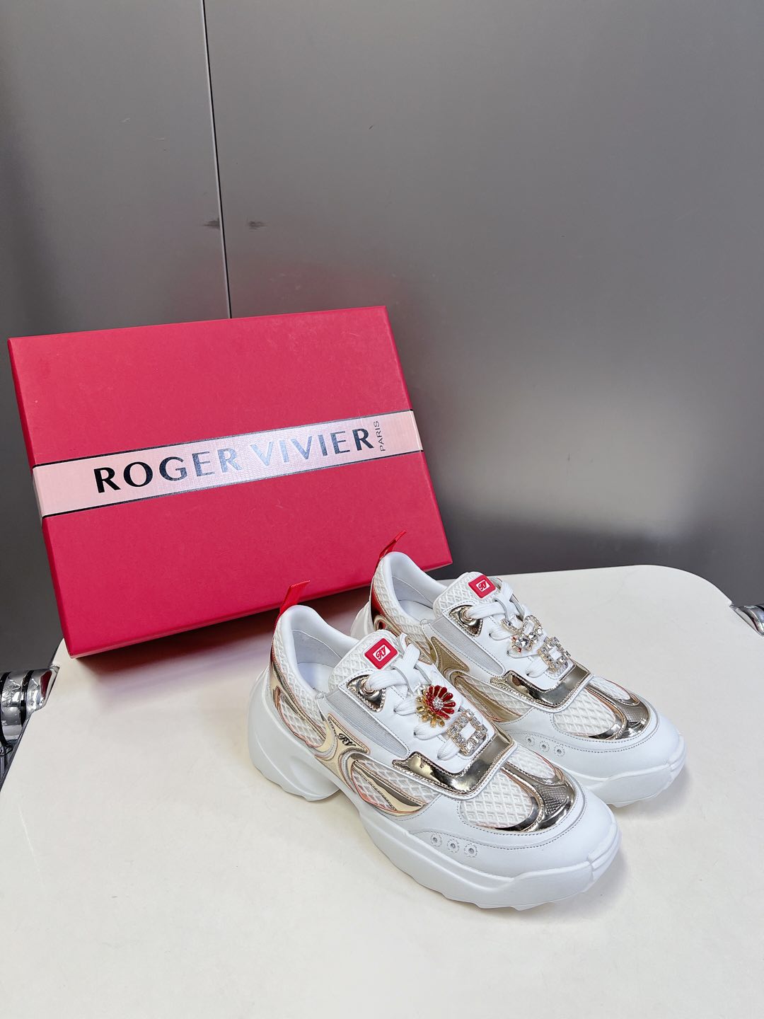    Roger Vivier春夏 RV厚底运动鞋
     本款休闲鞋以皮革拼镜面织物和网眼面料制成前