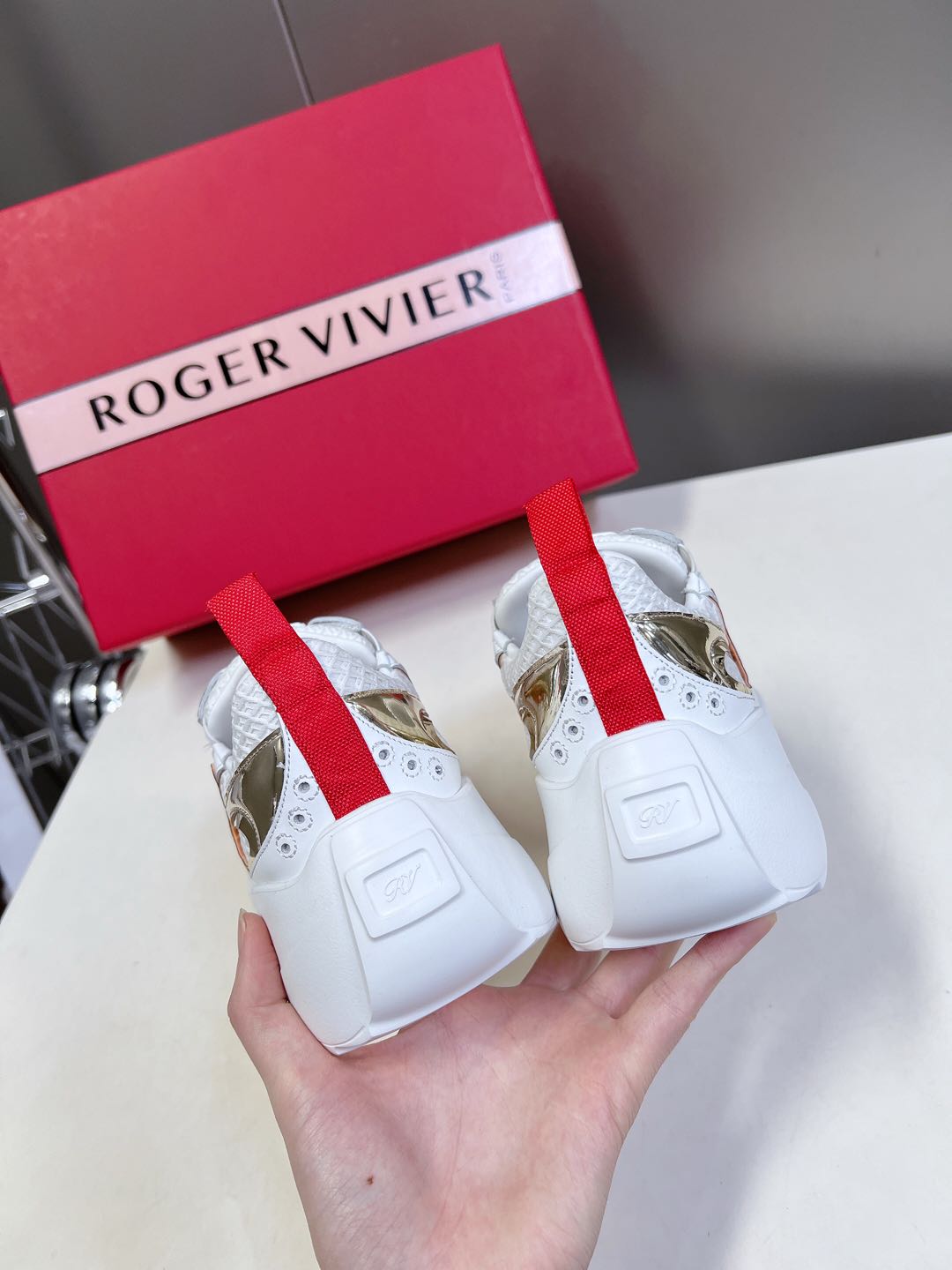    Roger Vivier春夏 RV厚底运动鞋
     本款休闲鞋以皮革拼镜面织物和网眼面料制成前