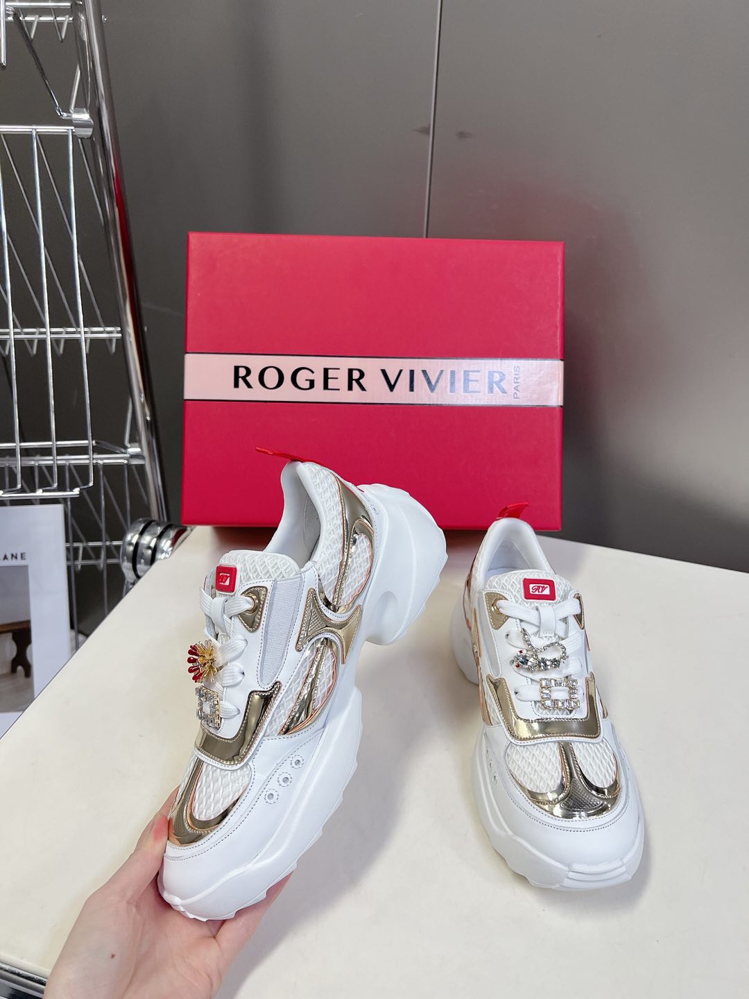    Roger Vivier春夏 RV厚底运动鞋
     本款休闲鞋以皮革拼镜面织物和网眼面料制成前