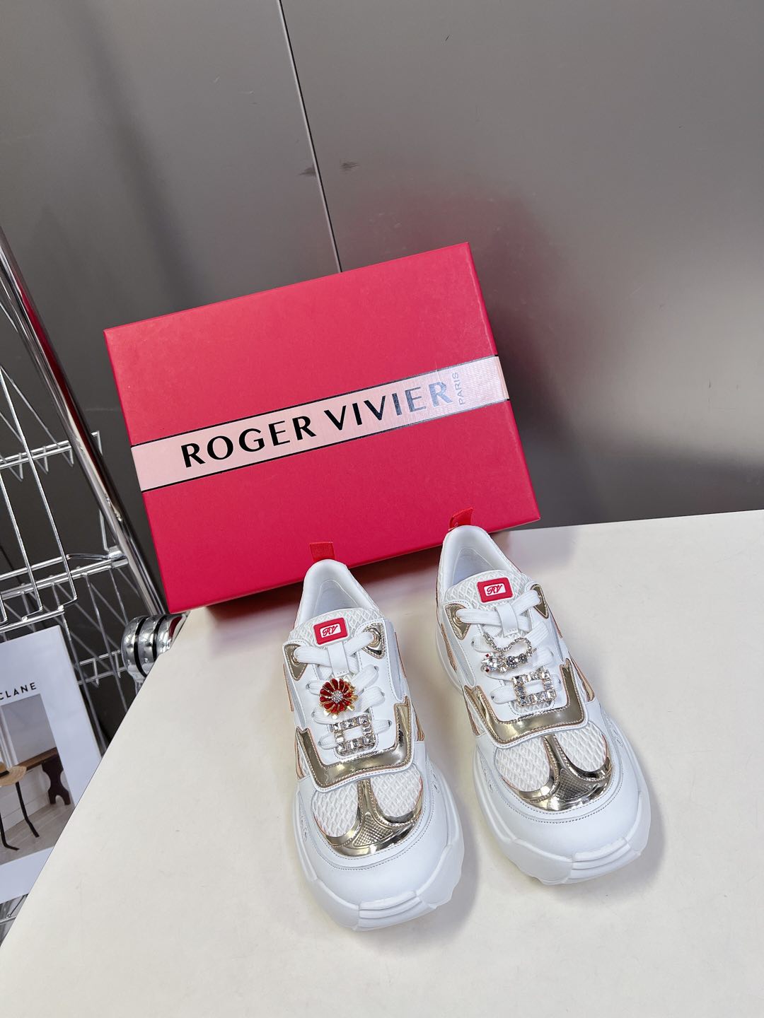    Roger Vivier春夏 RV厚底运动鞋
     本款休闲鞋以皮革拼镜面织物和网眼面料制成前