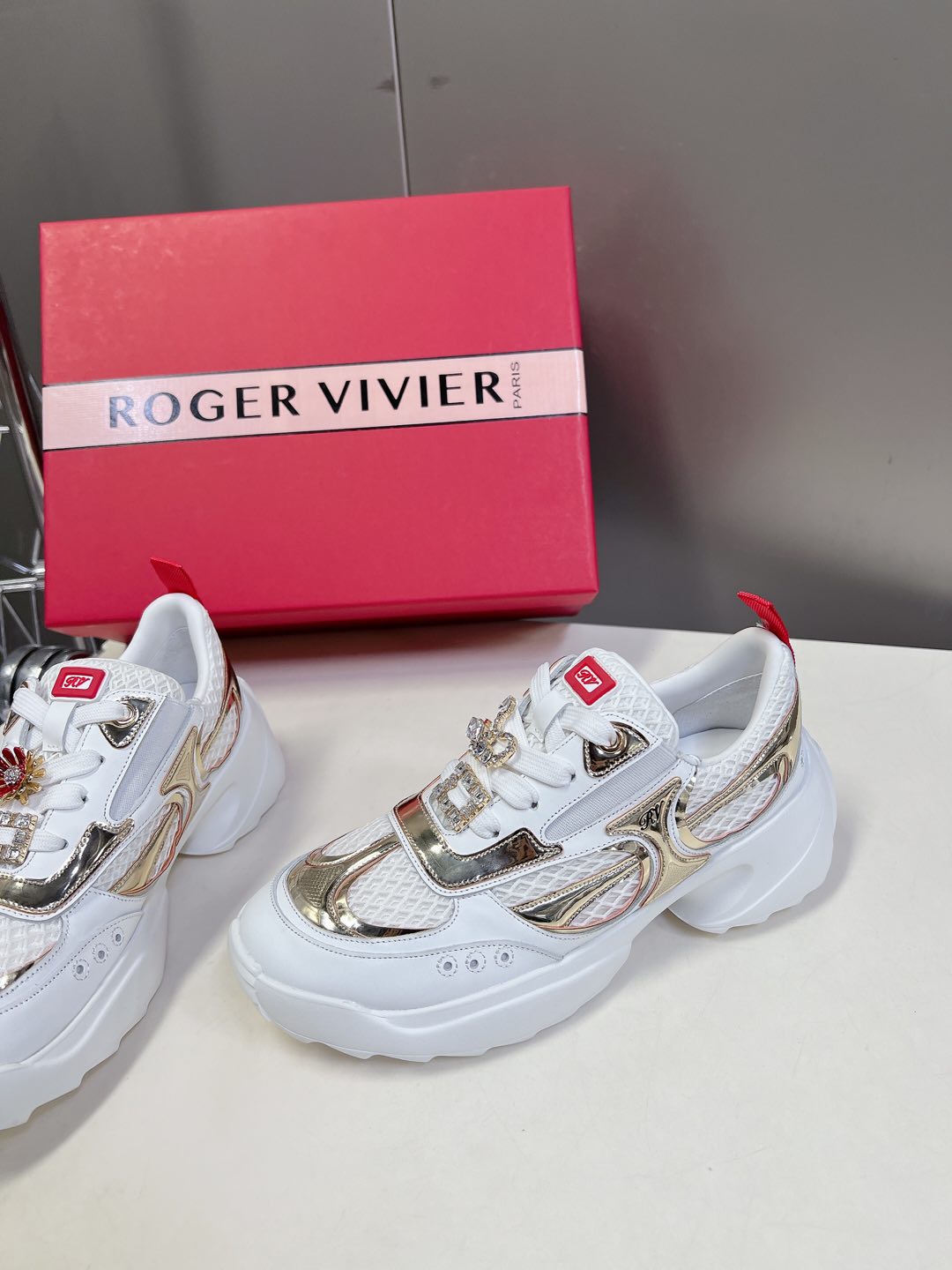    Roger Vivier春夏 RV厚底运动鞋
     本款休闲鞋以皮革拼镜面织物和网眼面料制成前