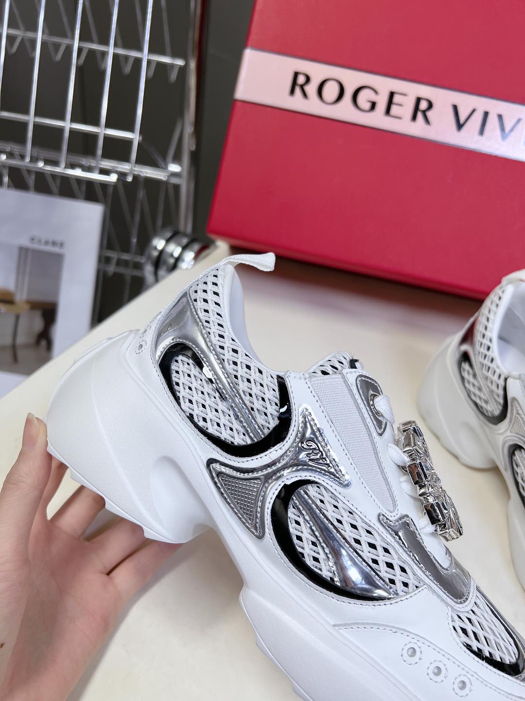    Roger Vivier春夏 RV厚底运动鞋
     本款休闲鞋以皮革拼镜面织物和网眼面料制成前