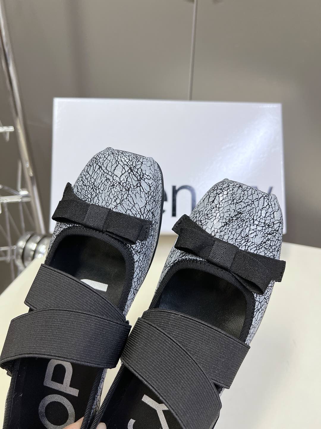  韩国小众设计师品牌OPEN YY春夏走秀款芭蕾舞鞋 第一眼看到这个鞋子就爱上了，带点复古味随意搭配都好