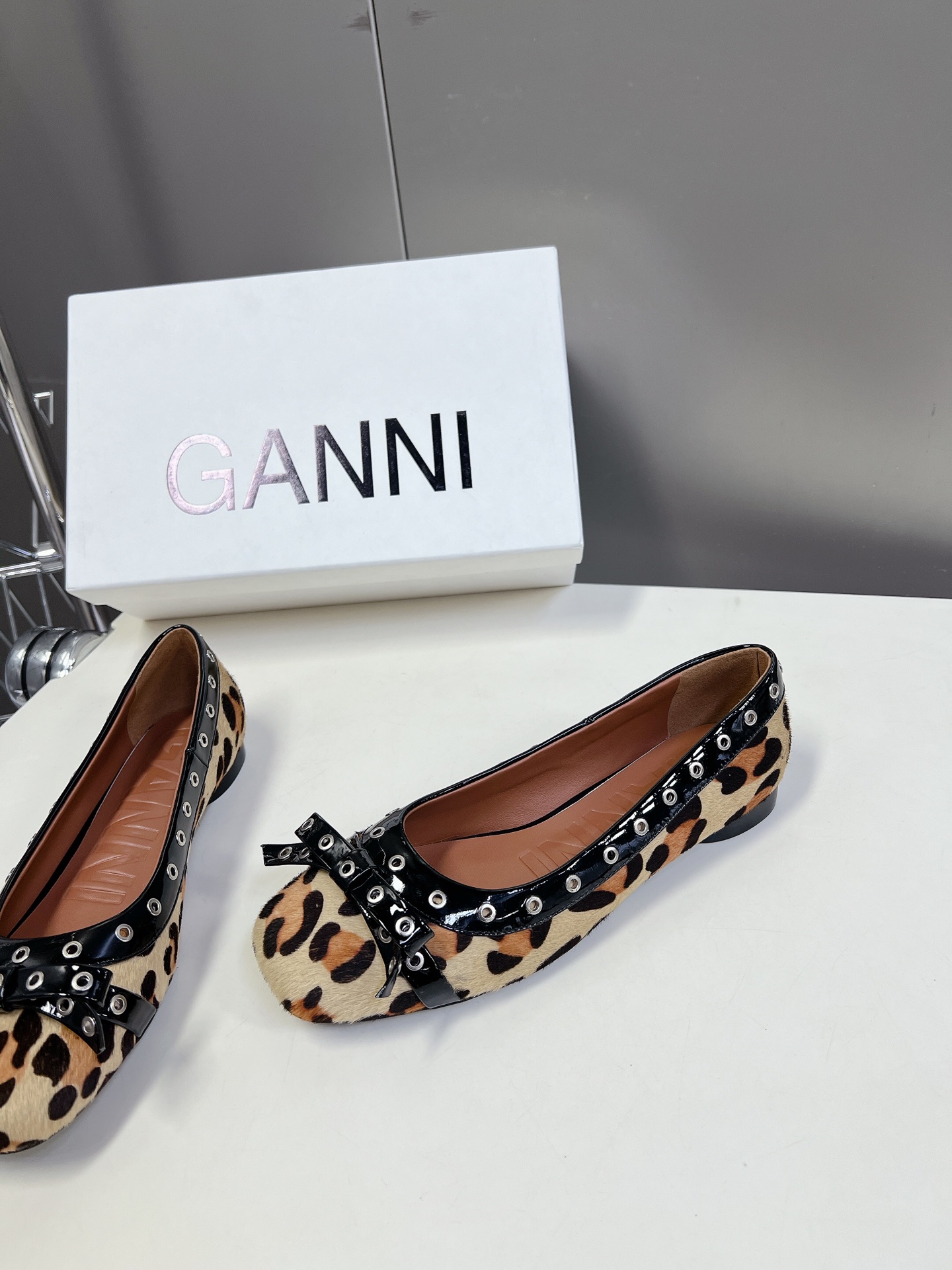  GANNI春夏走秀款单鞋 一年四季都可以穿的单鞋来了，一双封神的四季鞋 简约复古设计，关键是舒适百分✔