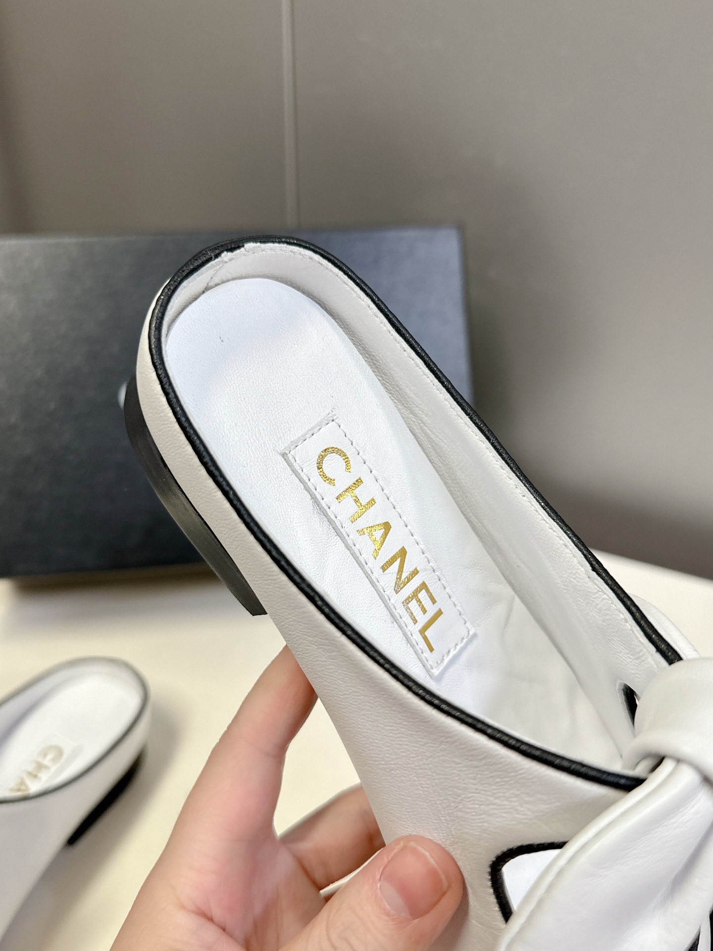 CHANEL香奈儿蝴蝶结松紧一字带平单鞋 蝴蝶结玛丽珍单鞋第一眼看上就被种草了根据天气变化自由穿搭！套上