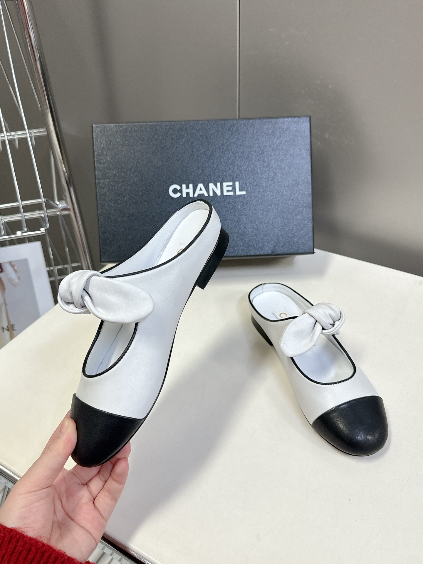 CHANEL香奈儿蝴蝶结松紧一字带平单鞋 蝴蝶结玛丽珍单鞋第一眼看上就被种草了根据天气变化自由穿搭！套上