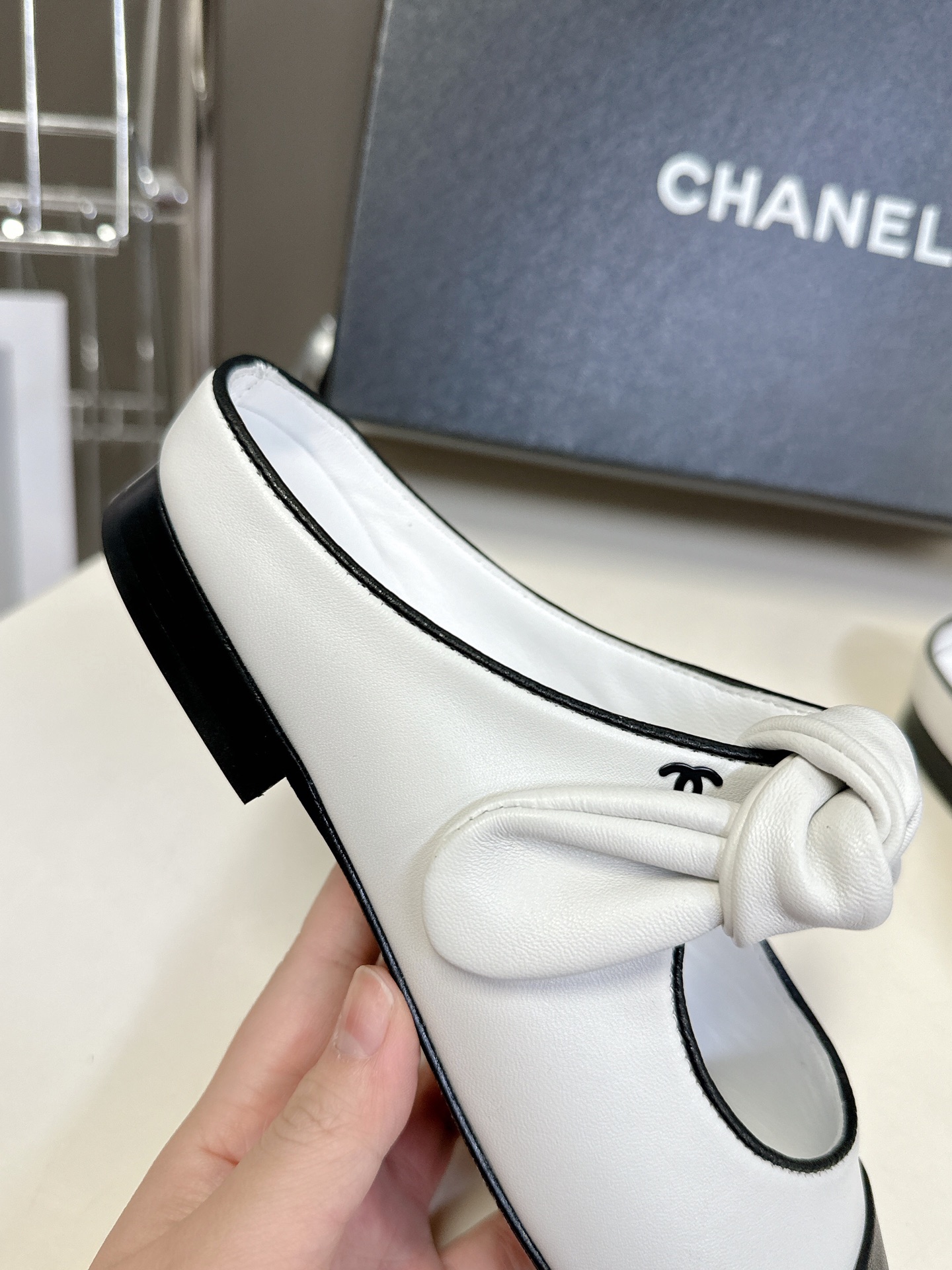 CHANEL香奈儿蝴蝶结松紧一字带平单鞋 蝴蝶结玛丽珍单鞋第一眼看上就被种草了根据天气变化自由穿搭！套上